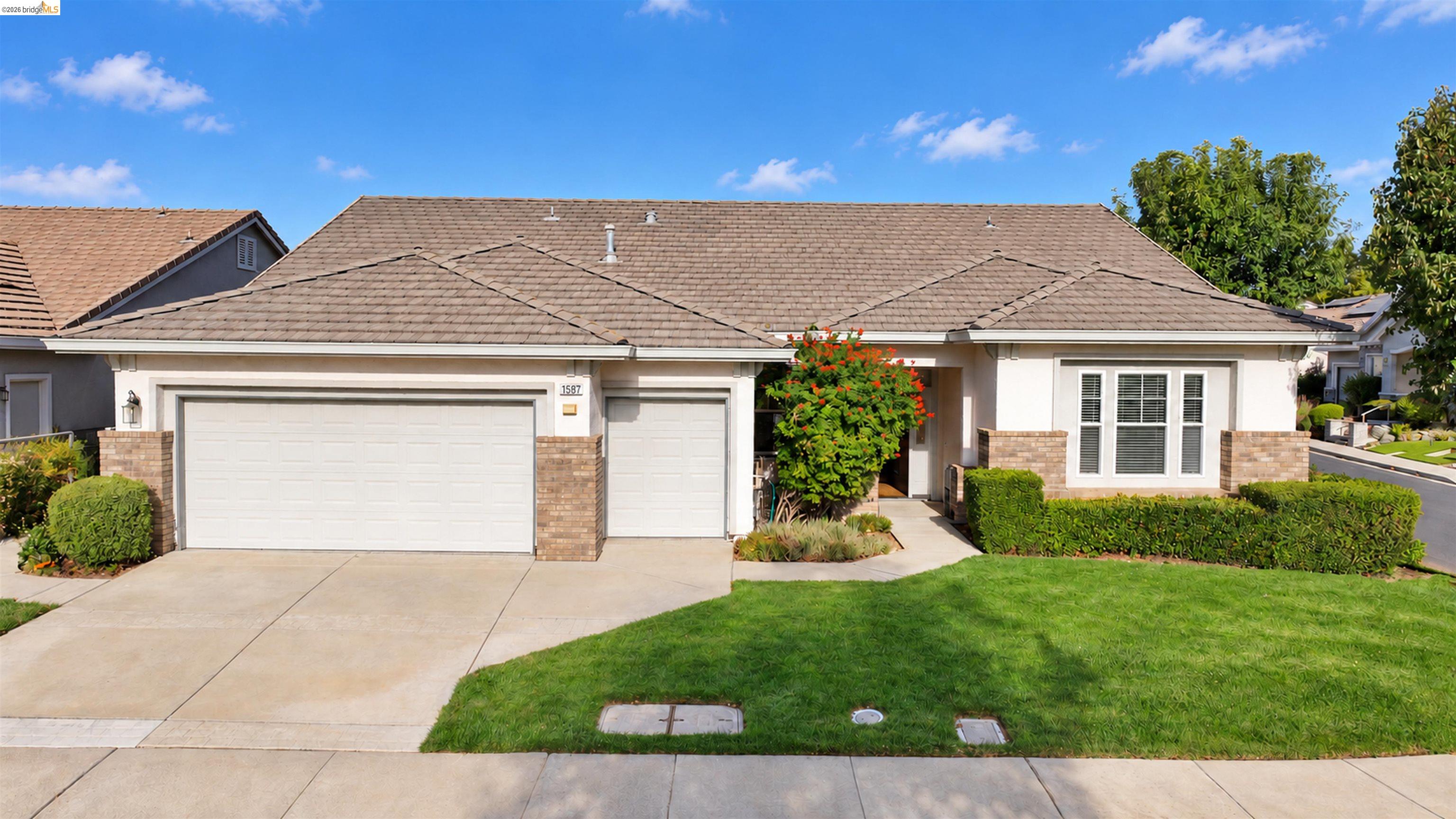 1587 Regent Dr — photo