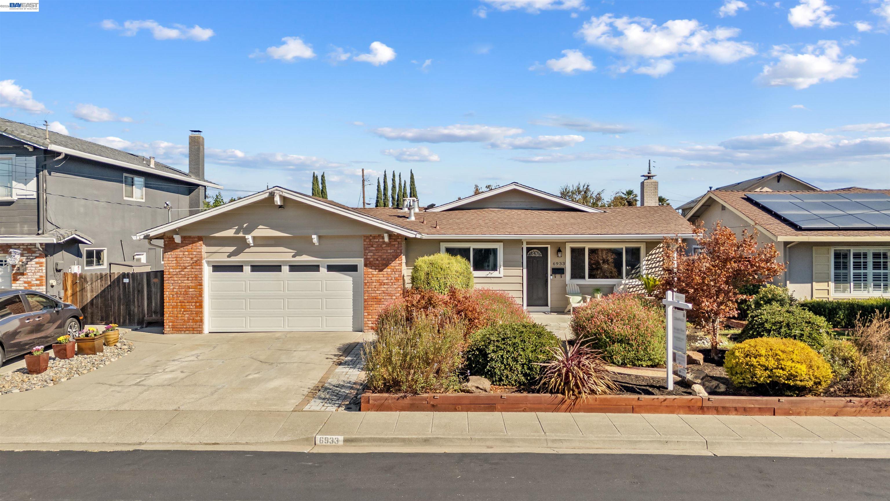 6933 Cedar Ln — photo
