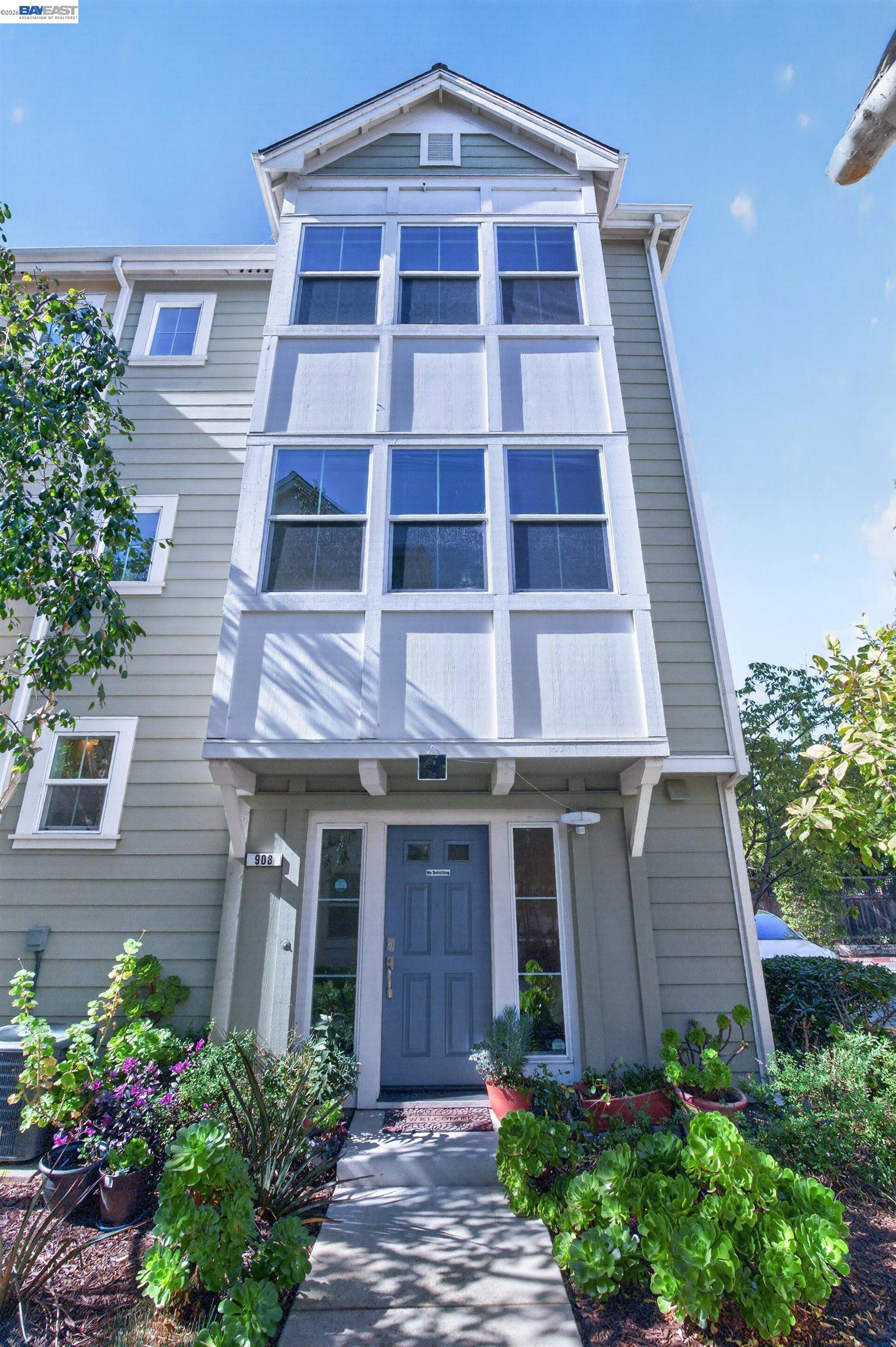 908 Arietta Dr — photo