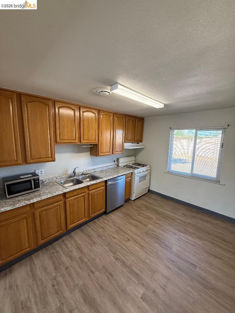 408 W Tregallas Rd — photo