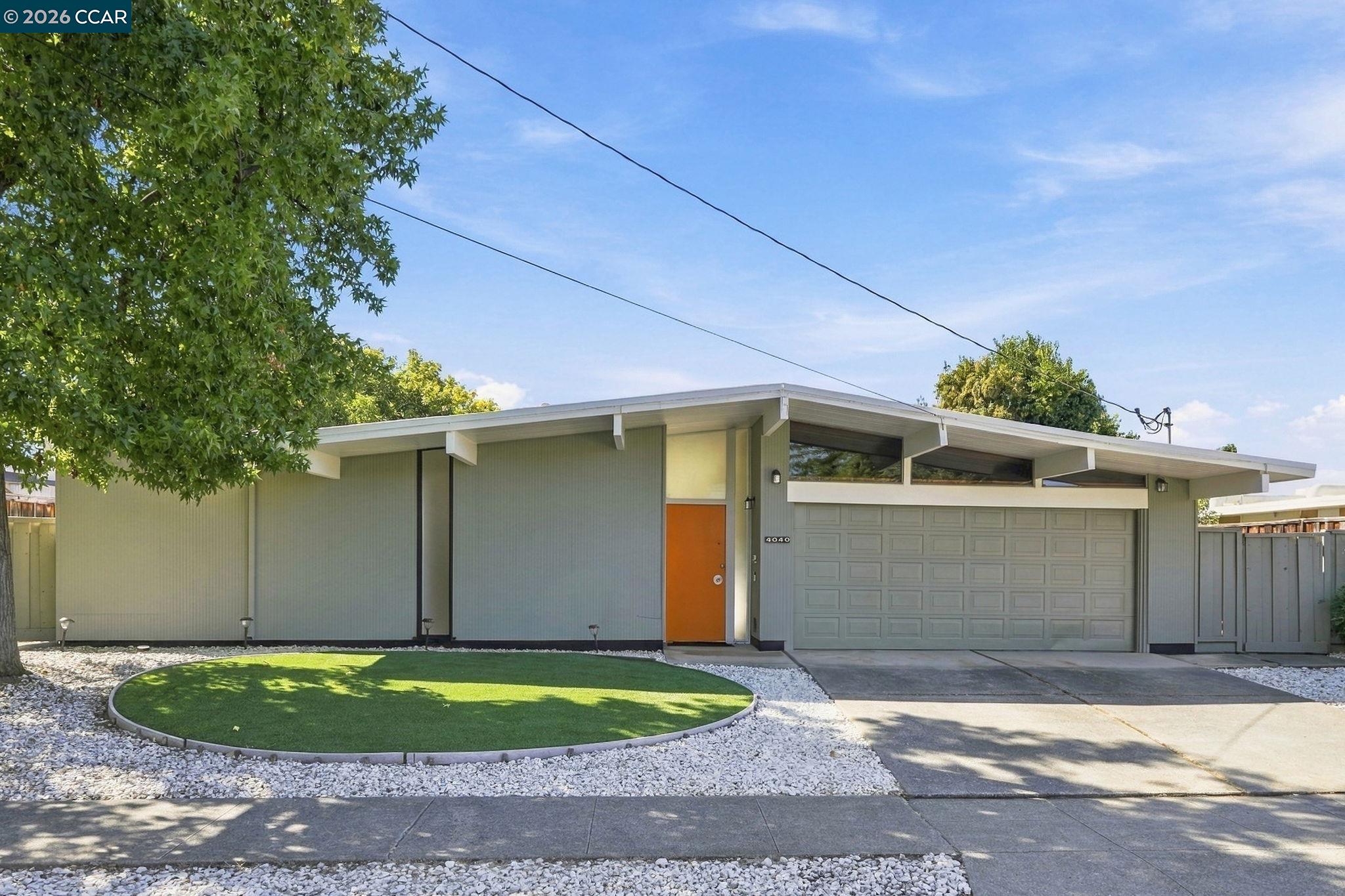 4040 Wilson Ln — photo