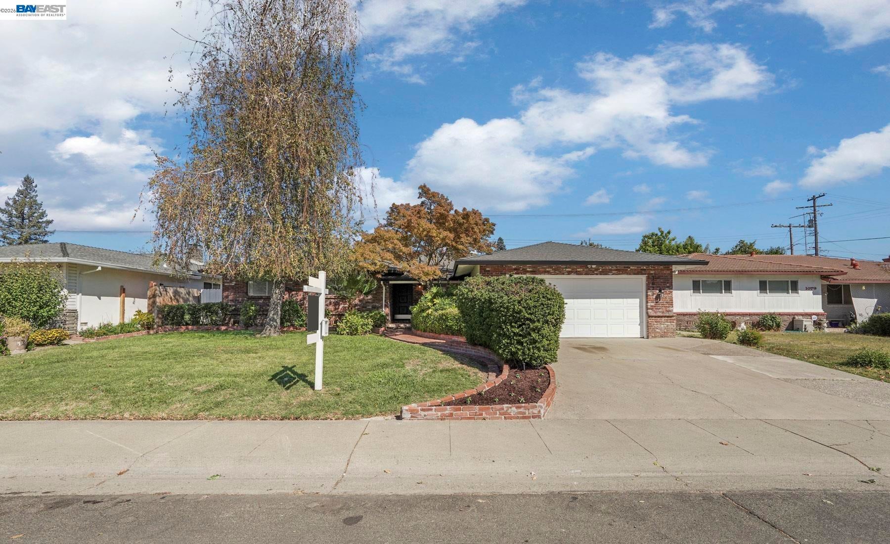 1075 Lake Glen Way — photo