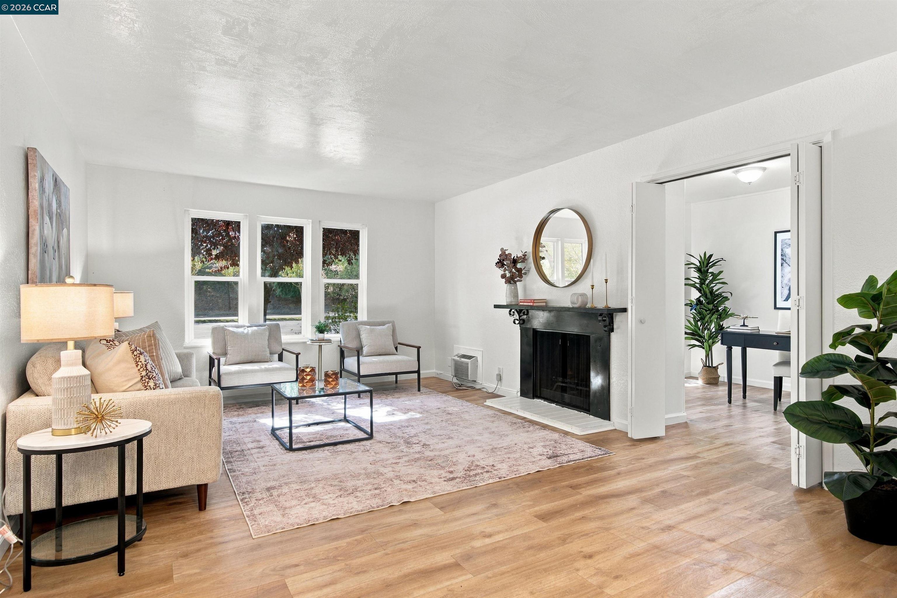 375 Camelback Rd 4 — photo