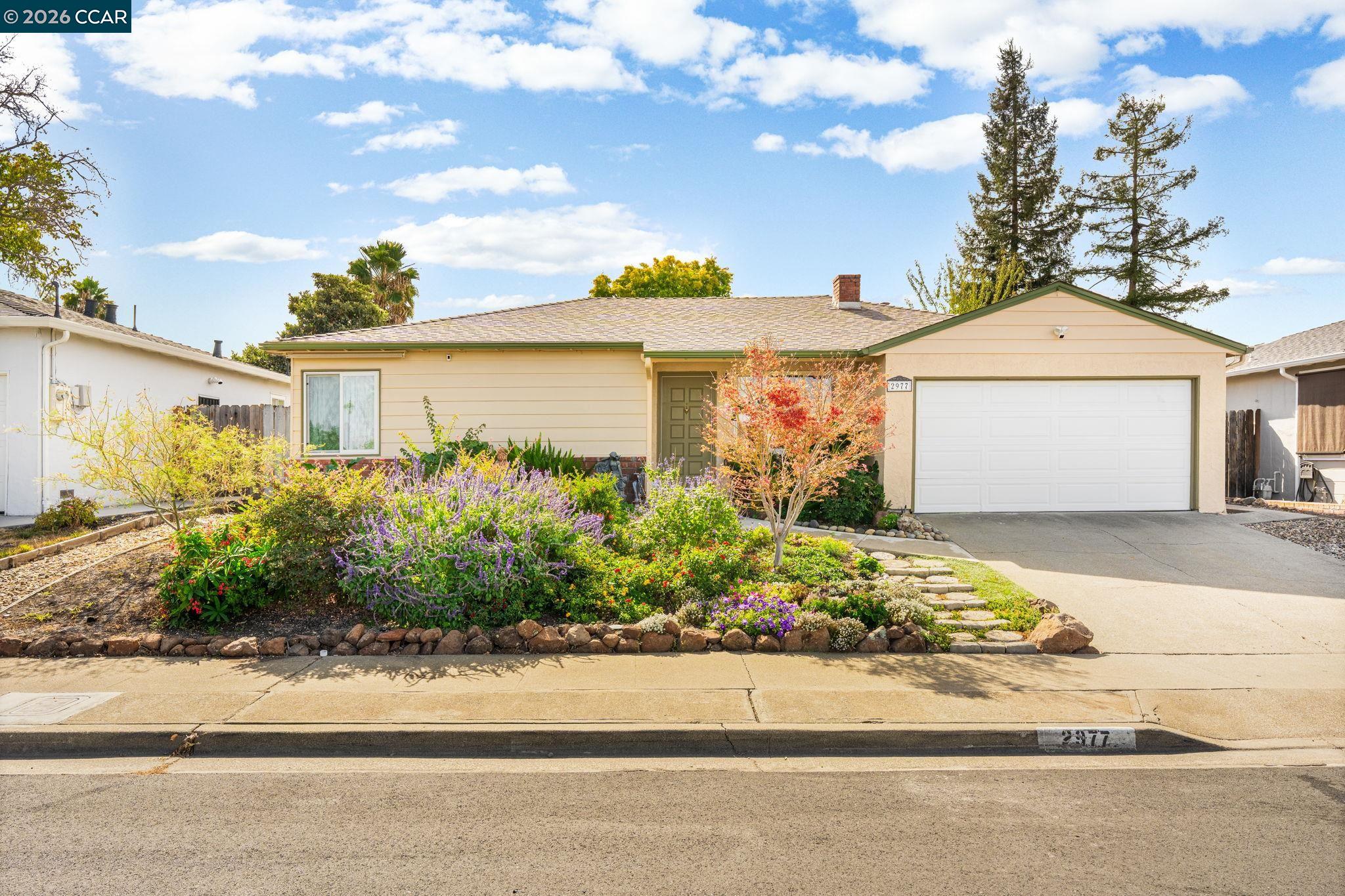 2977 Glenside Dr — photo