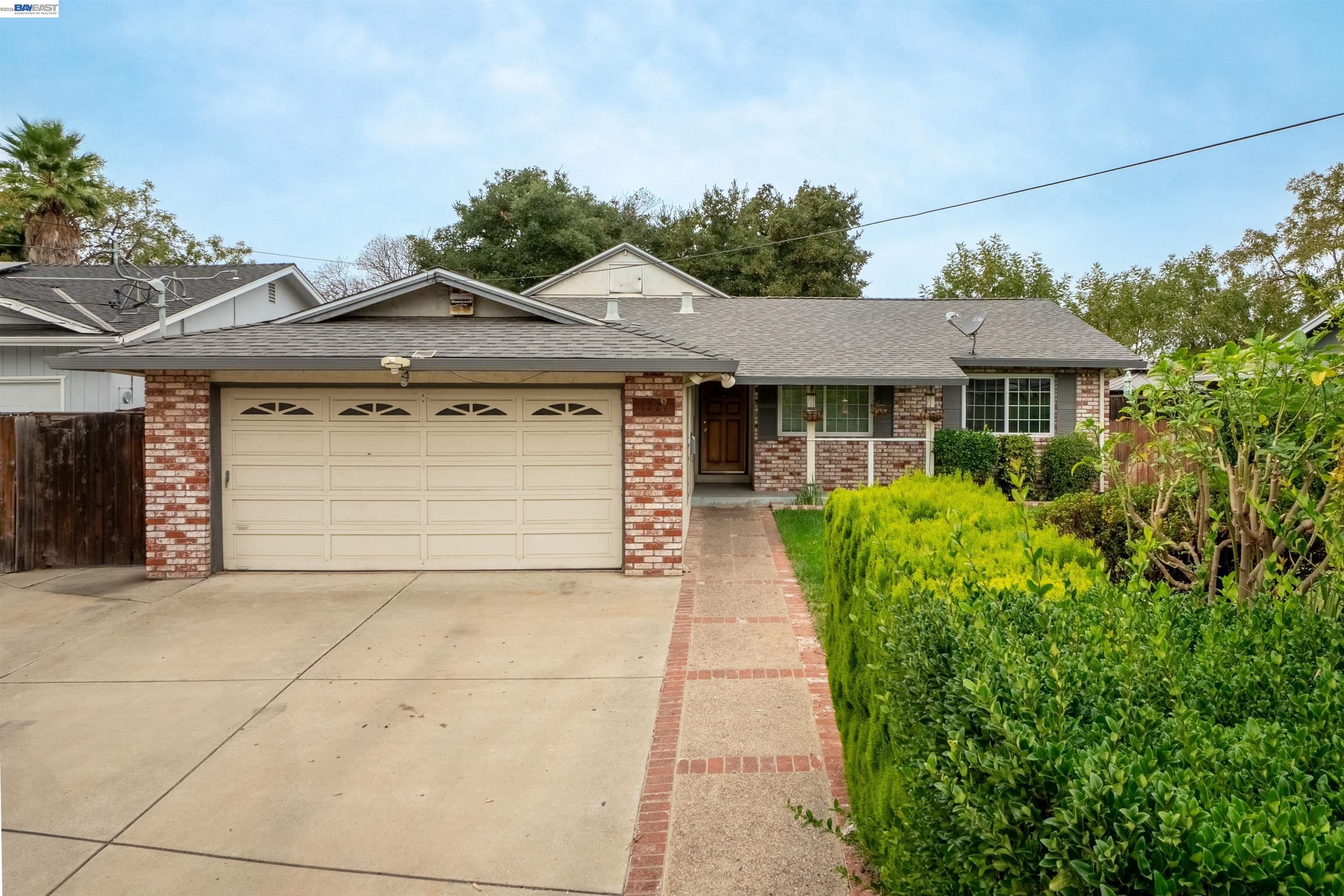 1221 Brookview Dr — photo