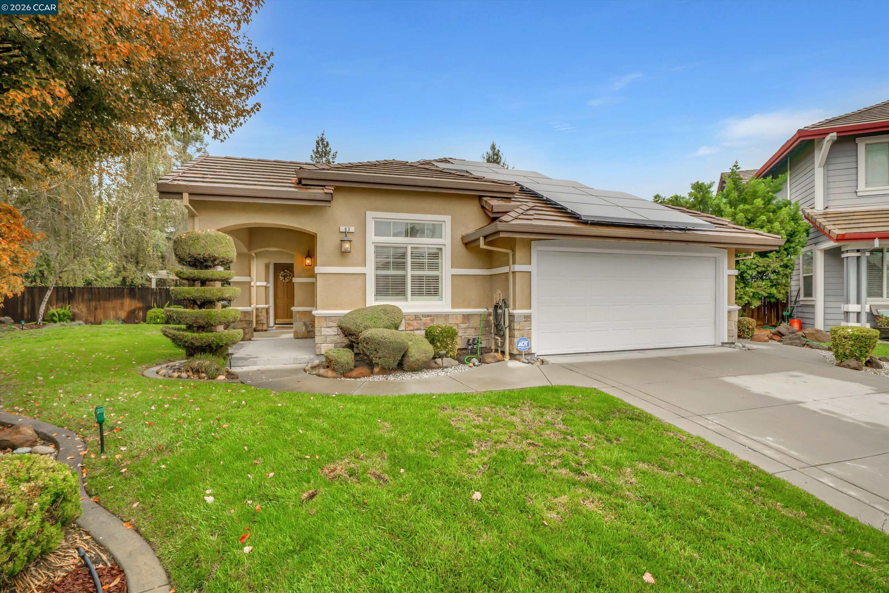 93 Pebble Ct — photo