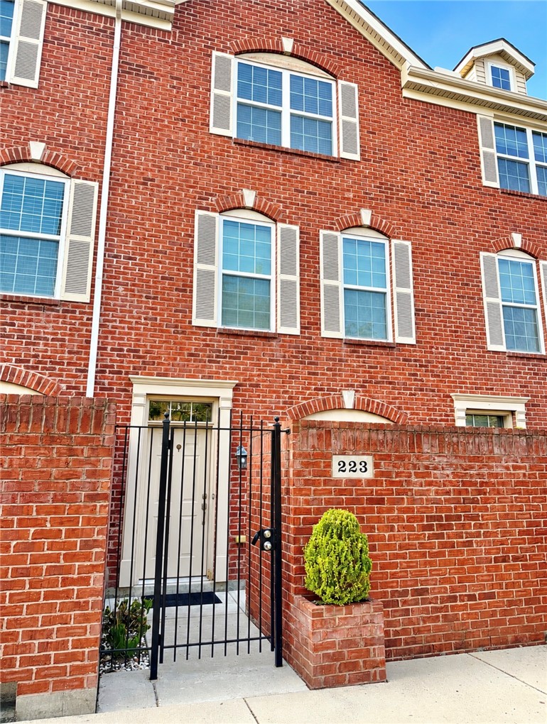 223 E 1st Street — photo