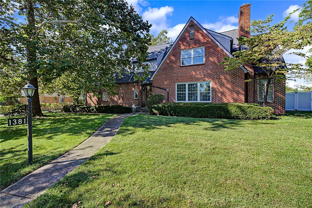 1381 Catalpa Drive — photo