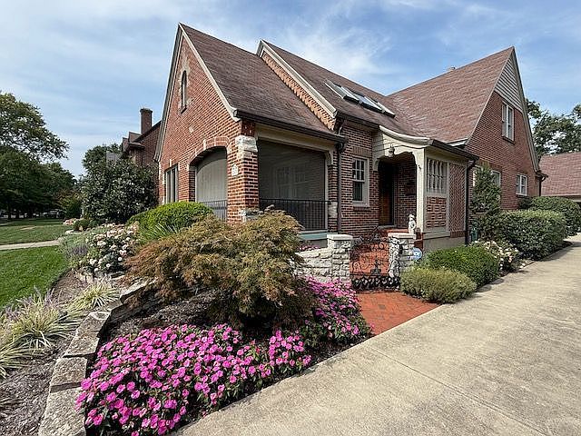 243 Lonsdale Avenue — photo