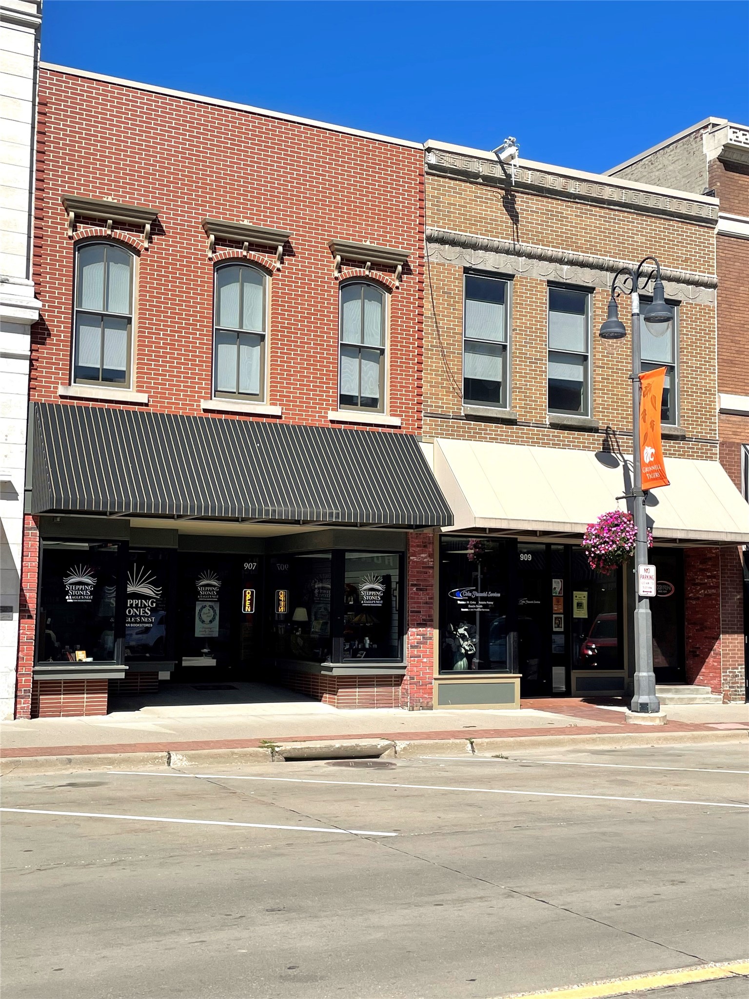 907 Main Street — photo