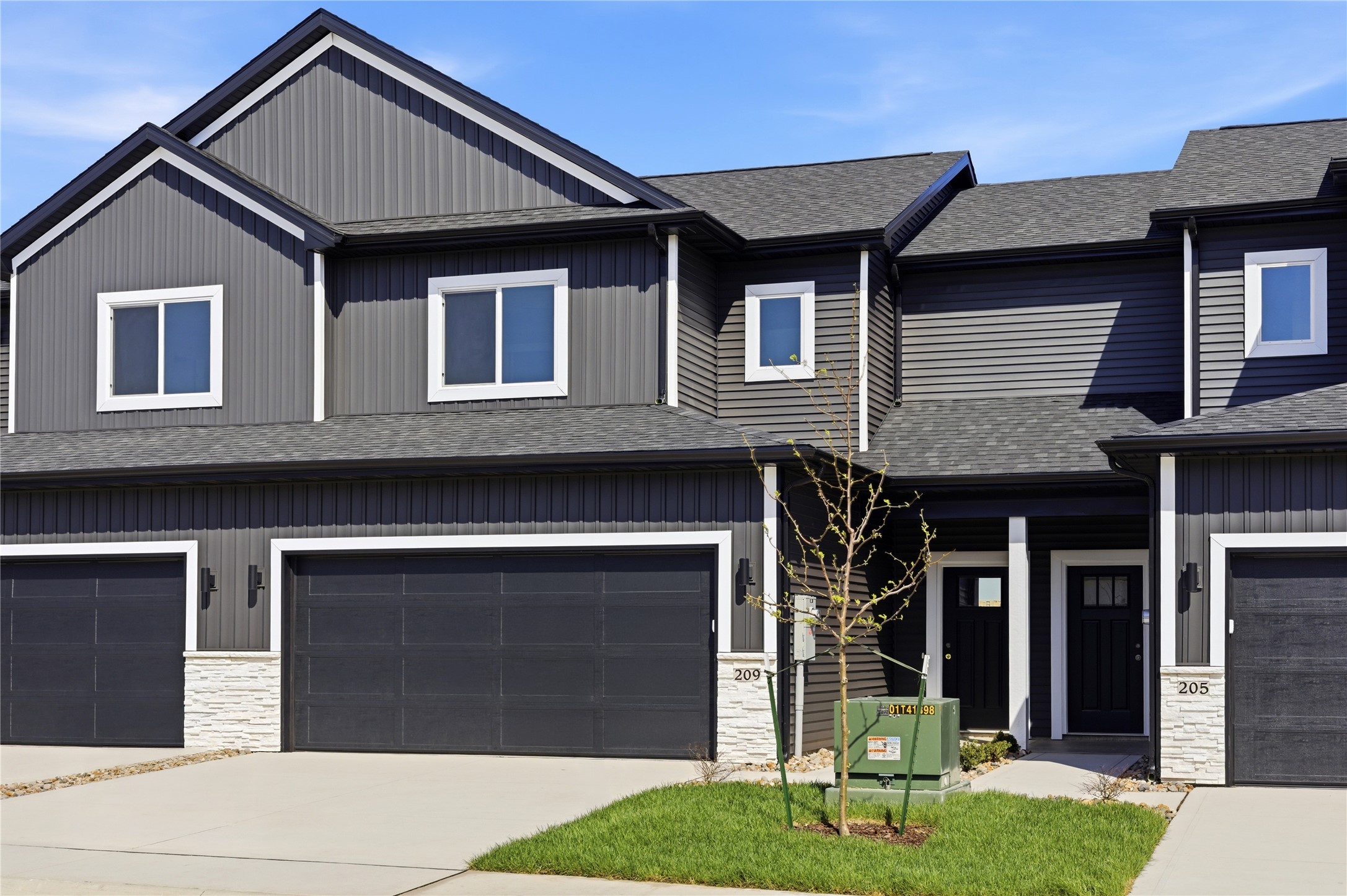 209 NE Doe Pointe Lane — photo