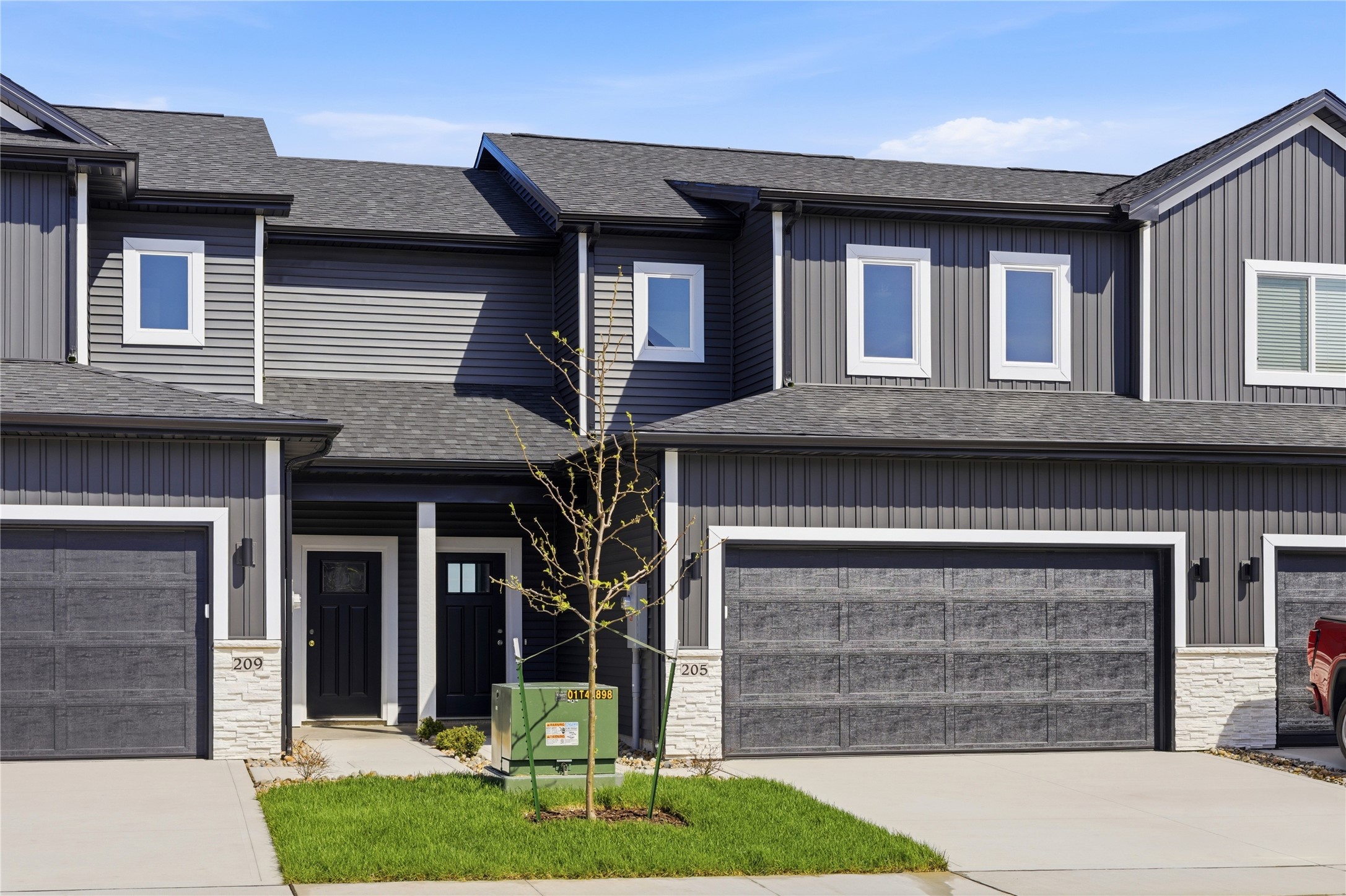 205 NE Doe Pointe Lane — photo