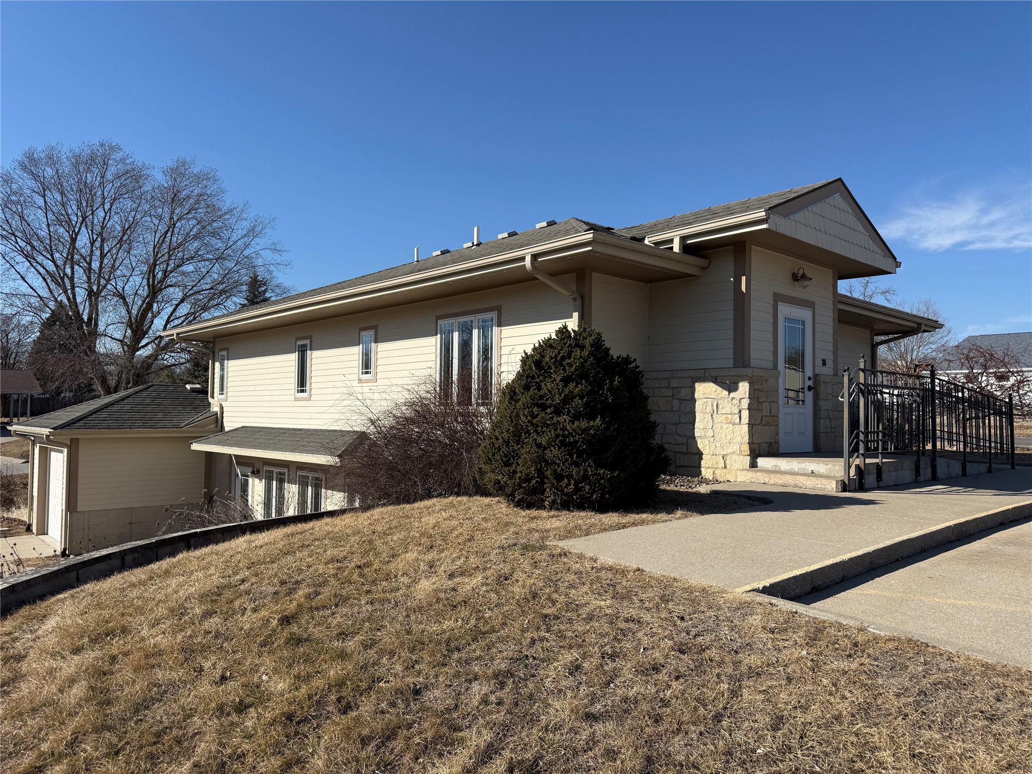 124 W Summit Street — photo