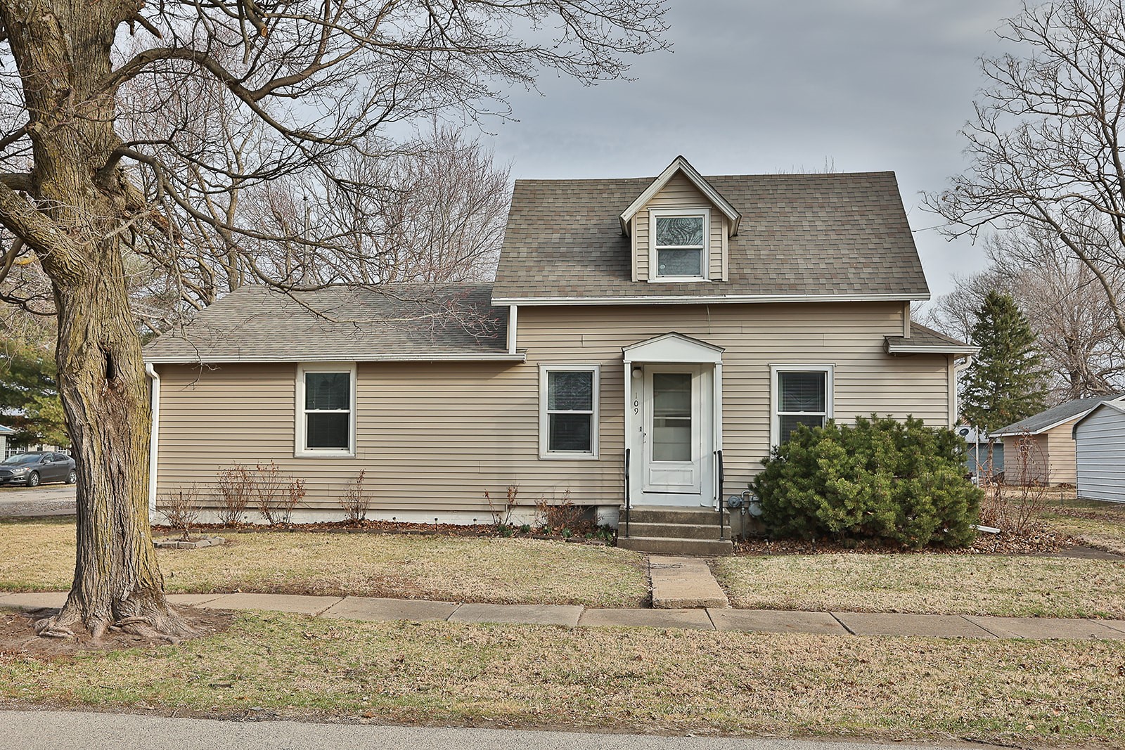 109 W Walnut Street — photo