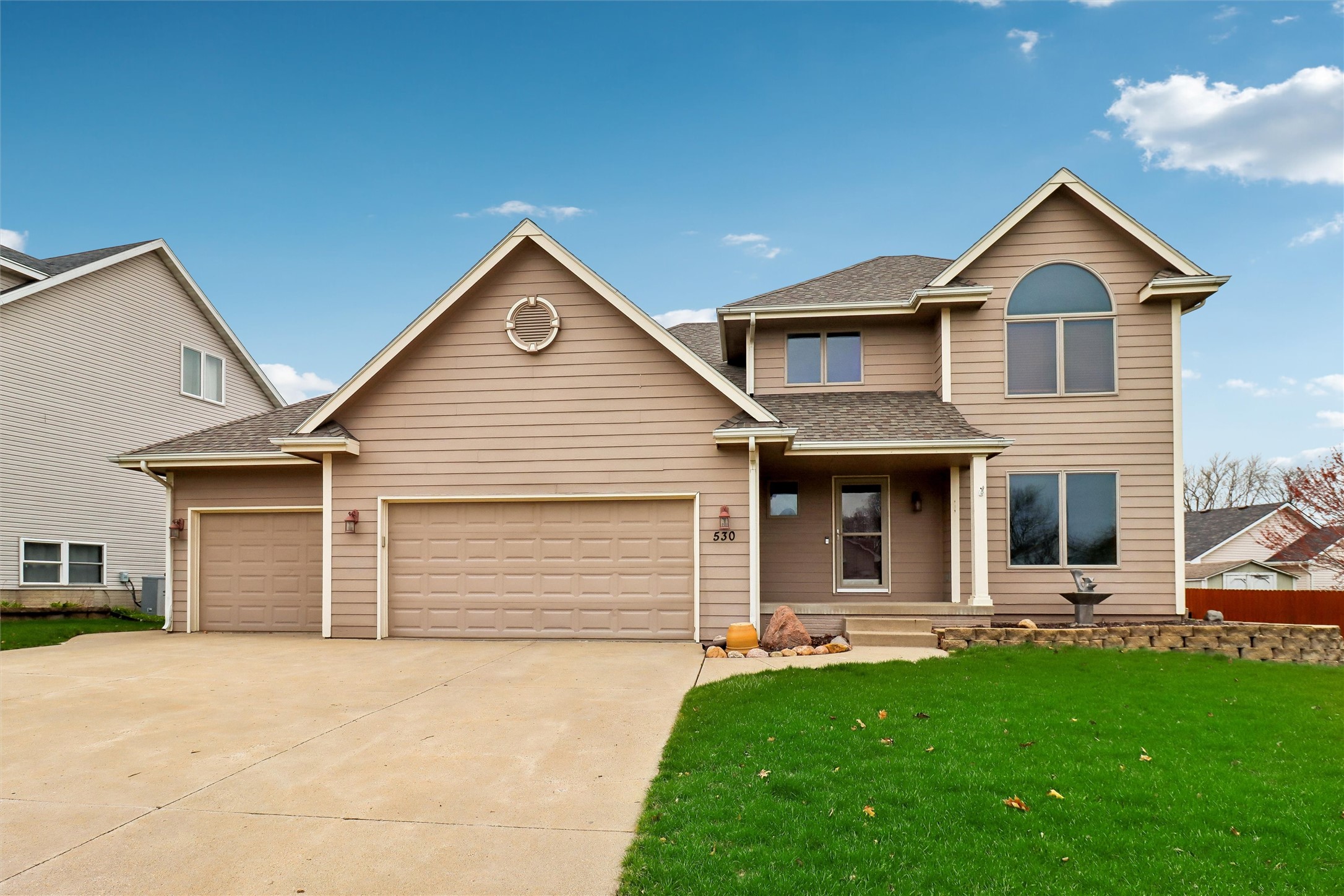 530 NE Stoneridge Drive — photo