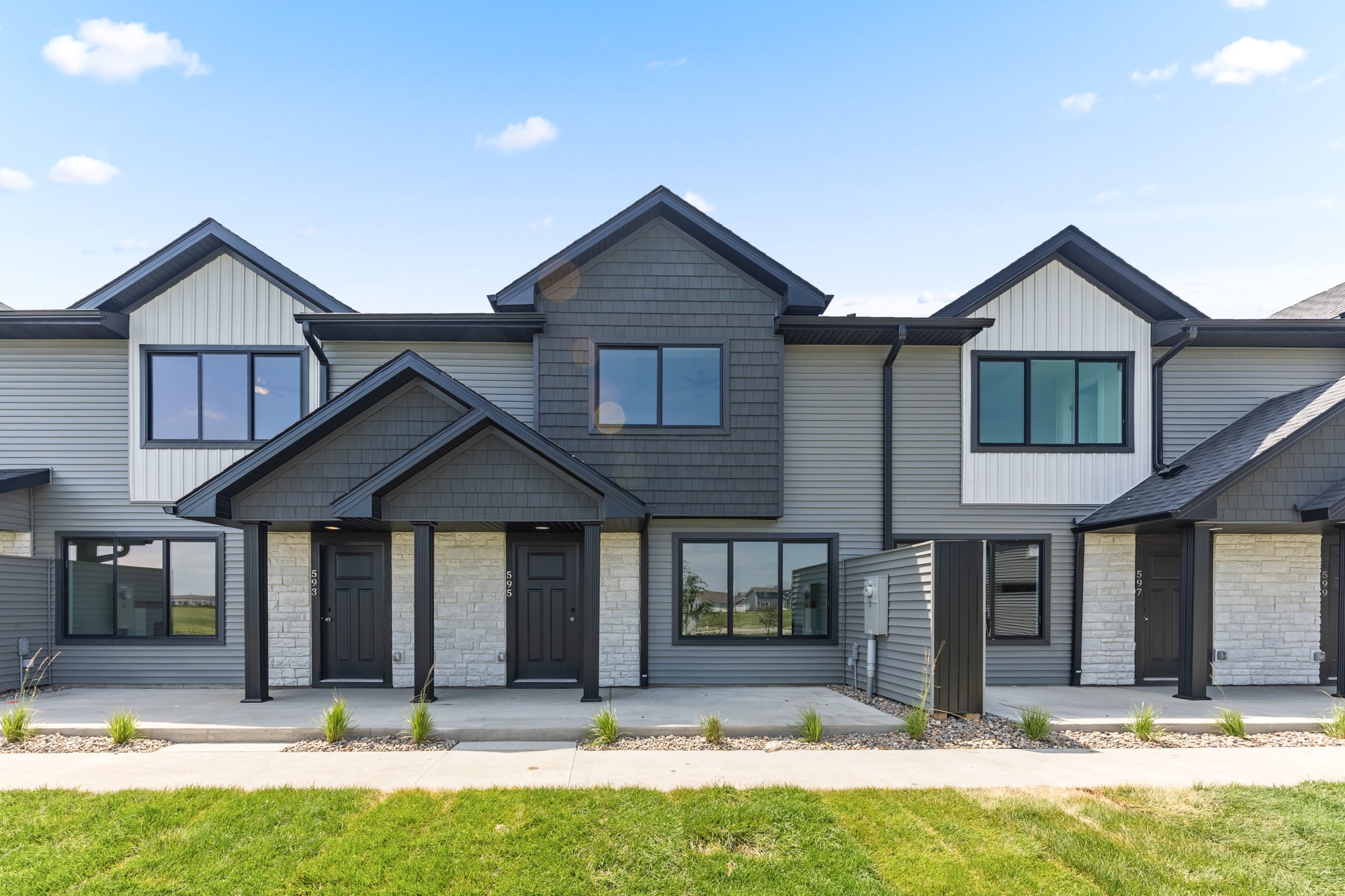 595 NE Hart Lane — photo