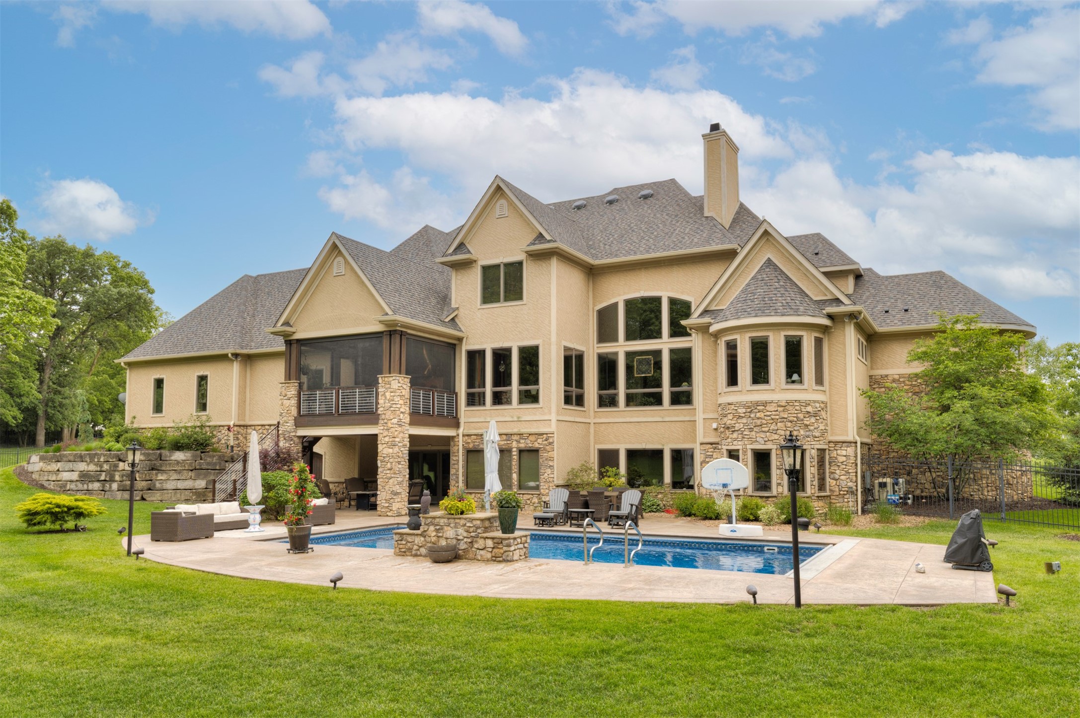 809 NE Bridge Creek Court — photo