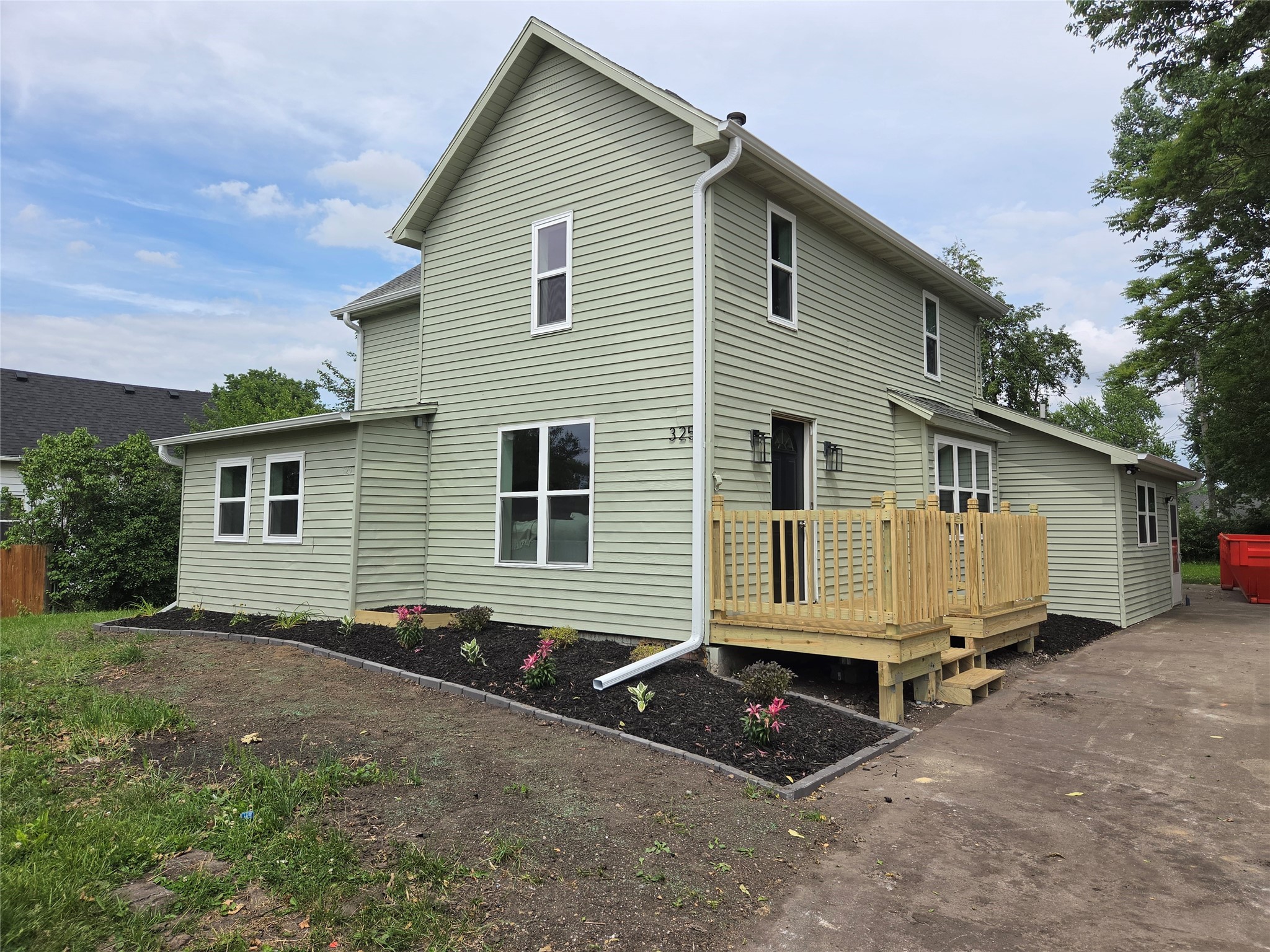 325 SW School Street — photo