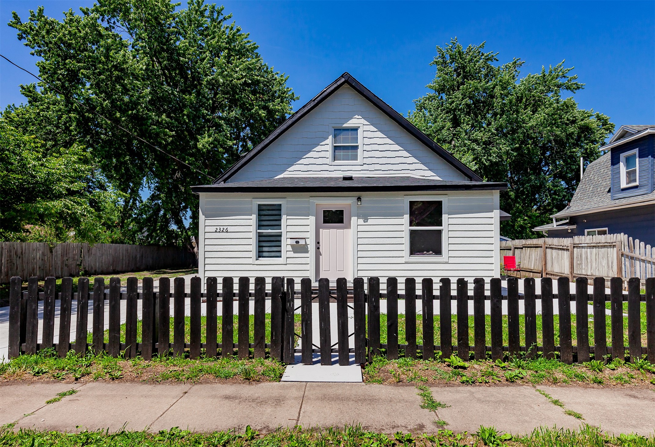 2326 Des Moines Street — photo