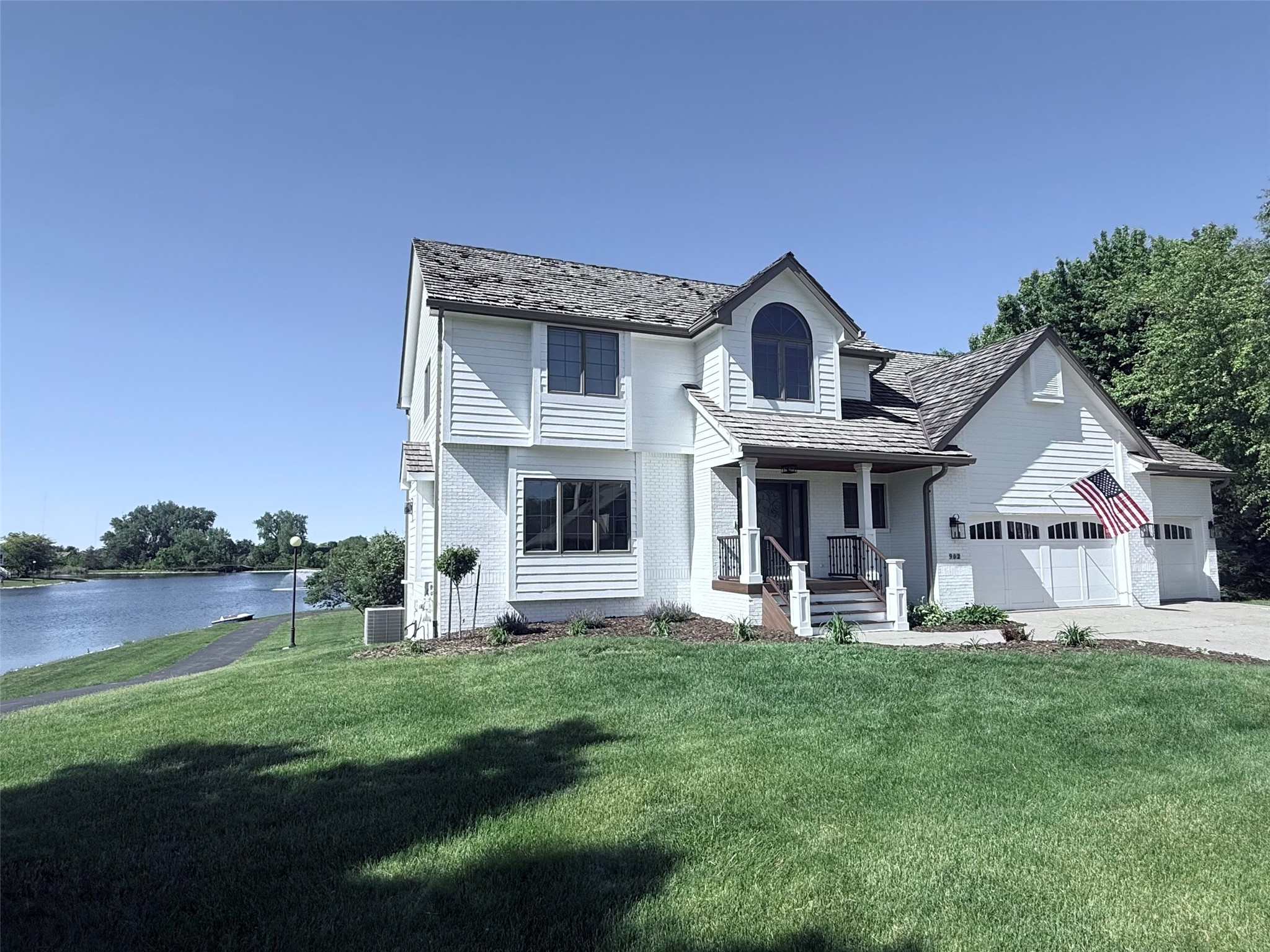 902 NE Lake View Drive — photo