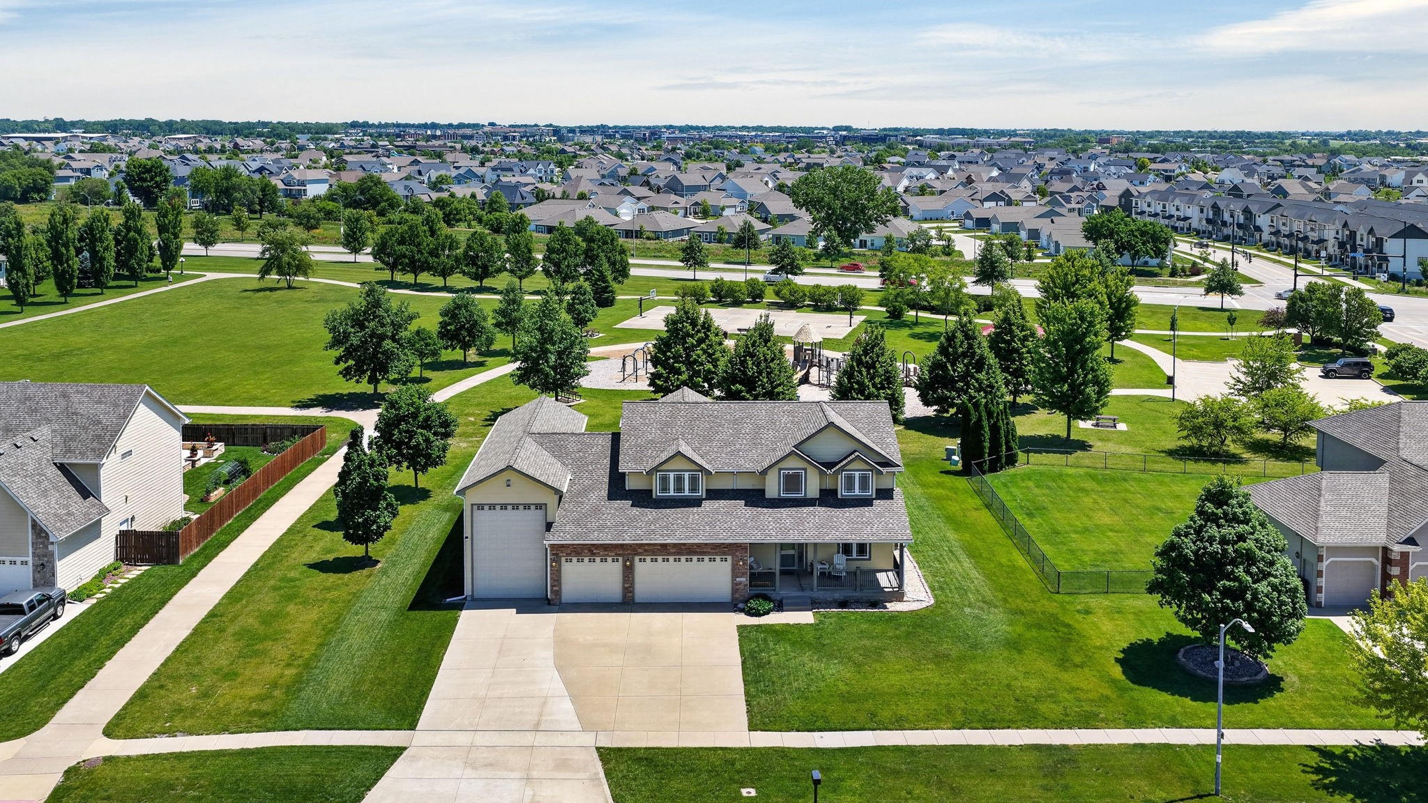 2215 SW Woodland Drive — photo