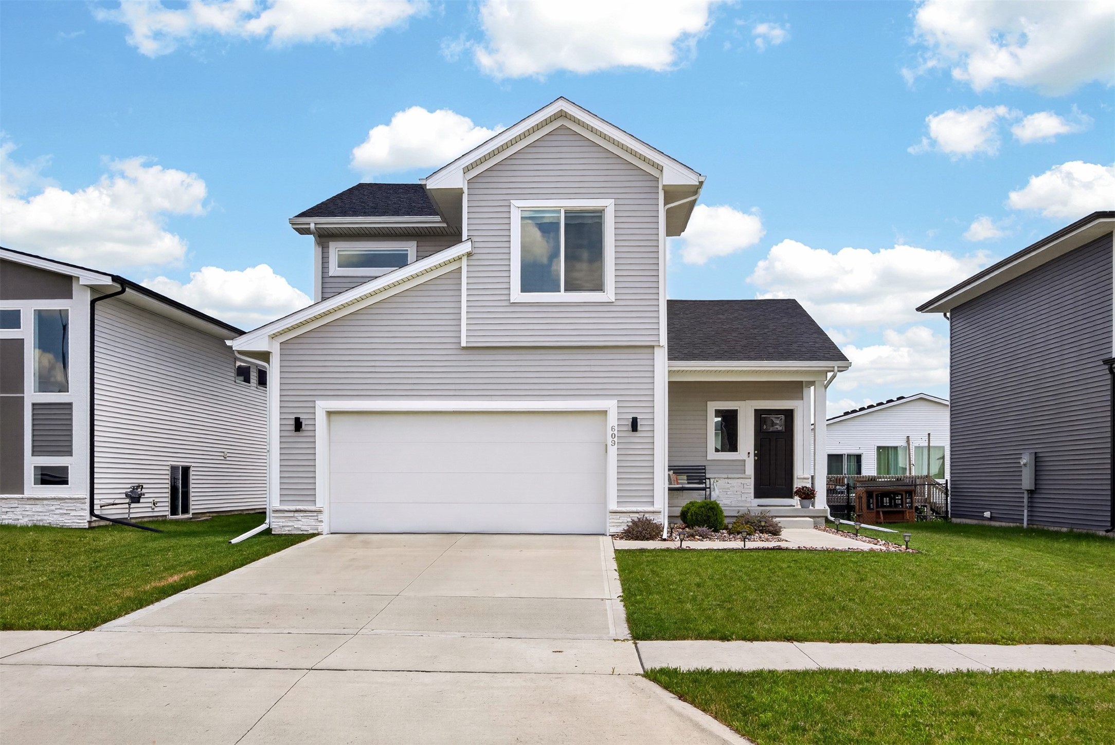 609 NE Hunter Drive — photo