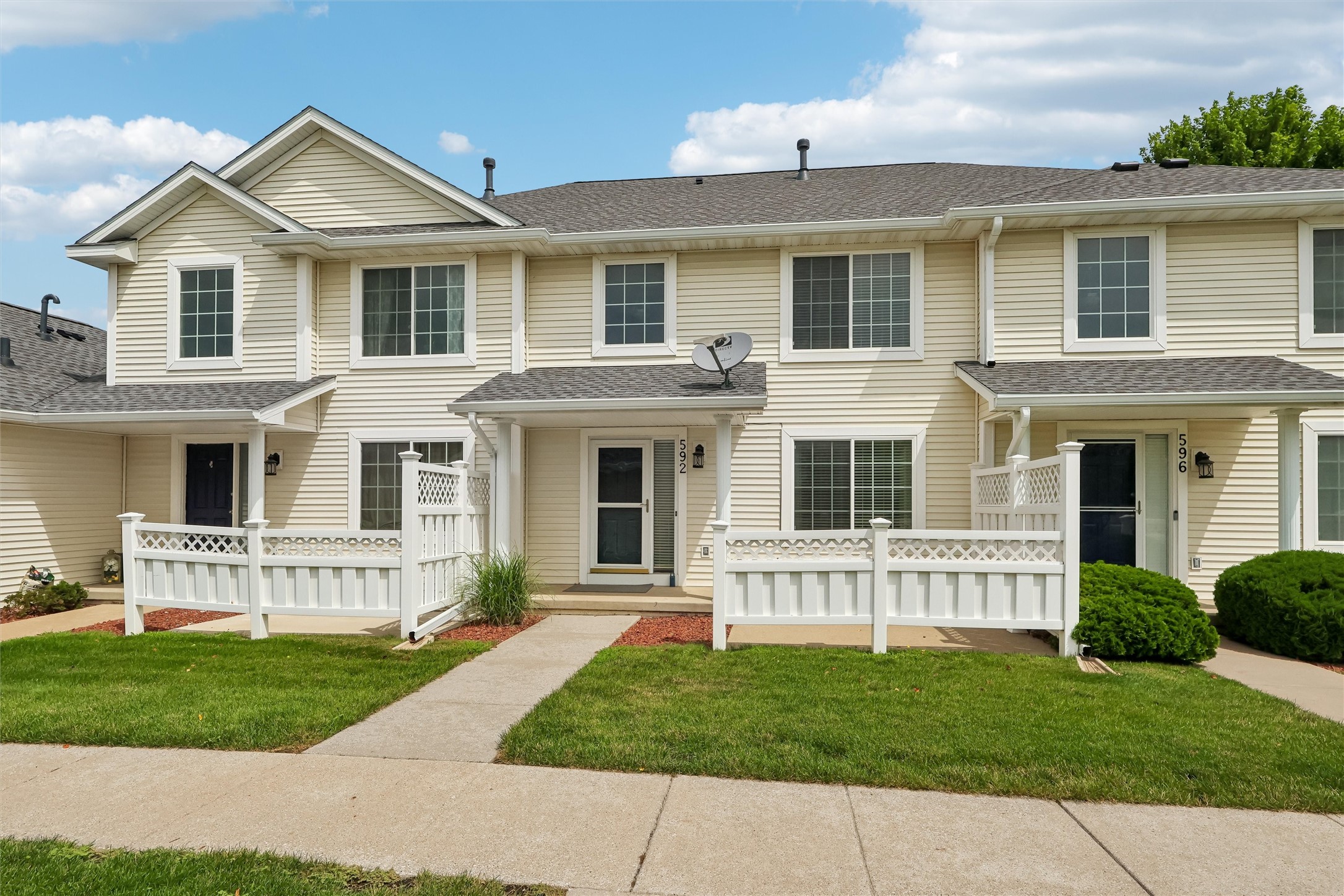 592 SE Williams Court — photo