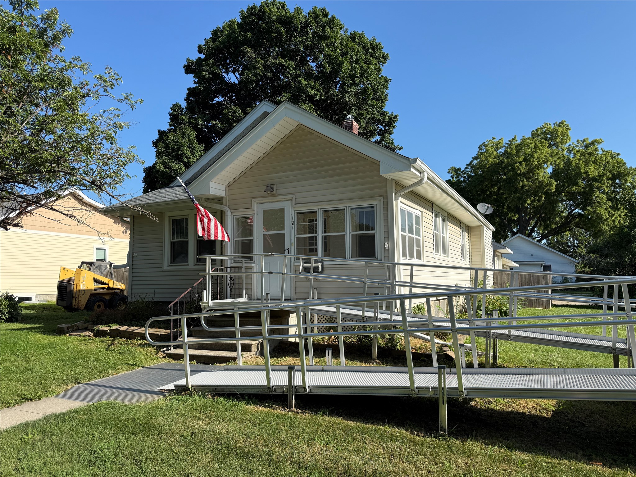 121 E Benton Street — photo