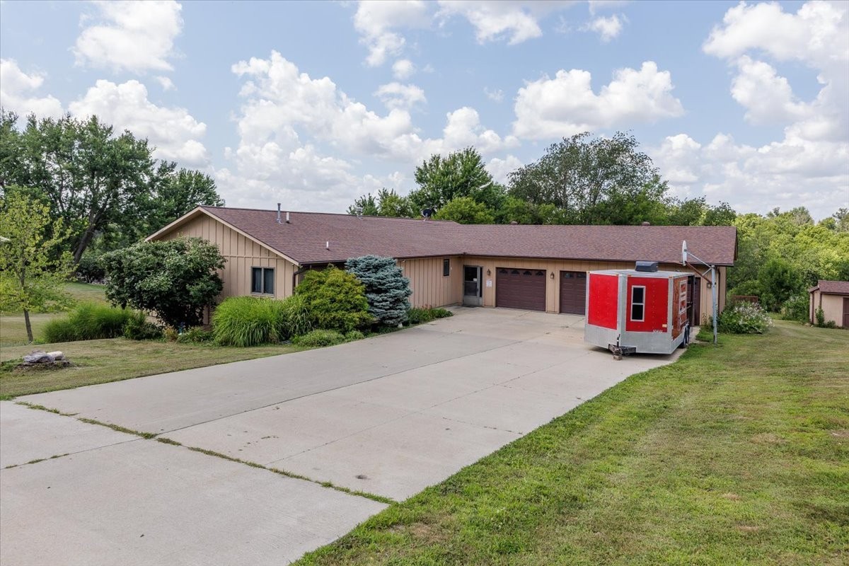 812 Lakeview Drive — photo