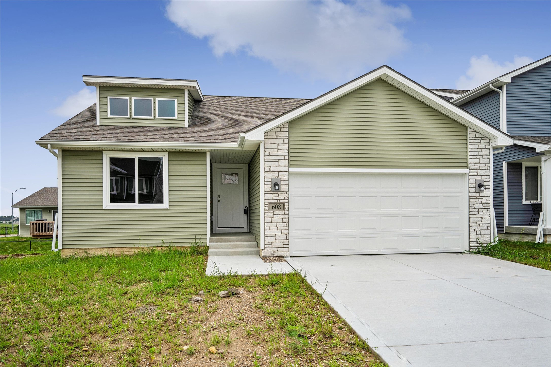 608 NE Oak Ridge Drive — photo