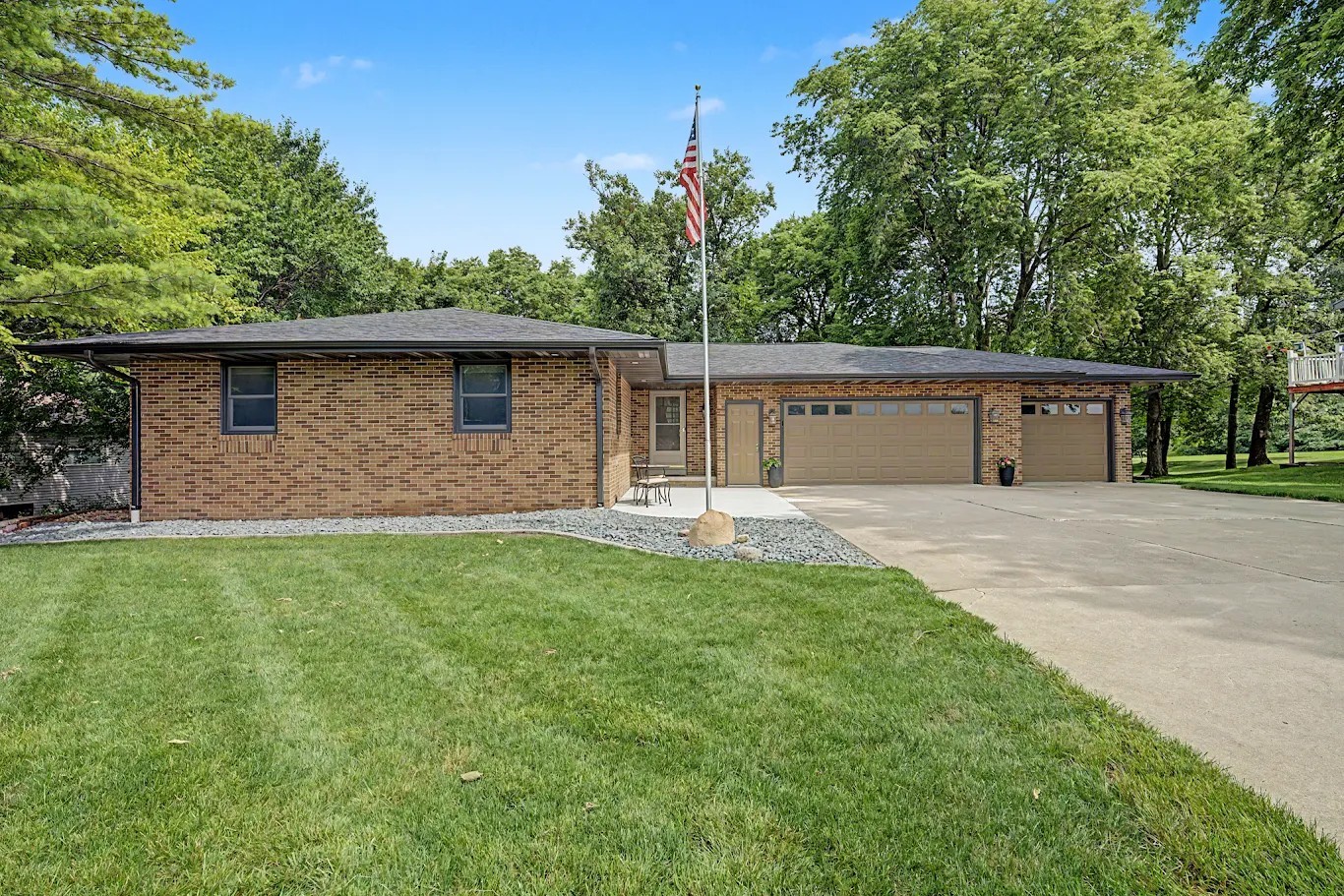 2349 Lake View Drive — photo