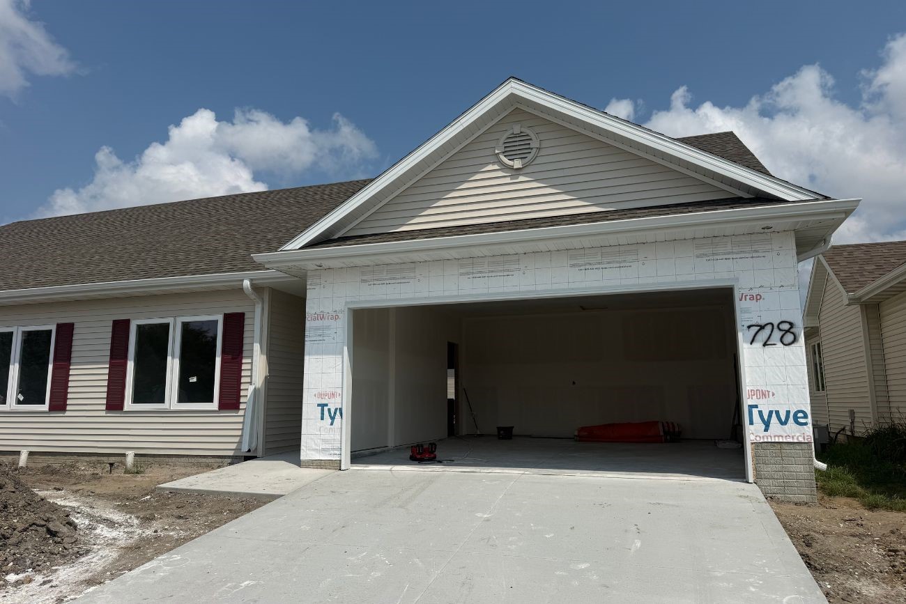 728 SE Ponds Edge Lane — photo