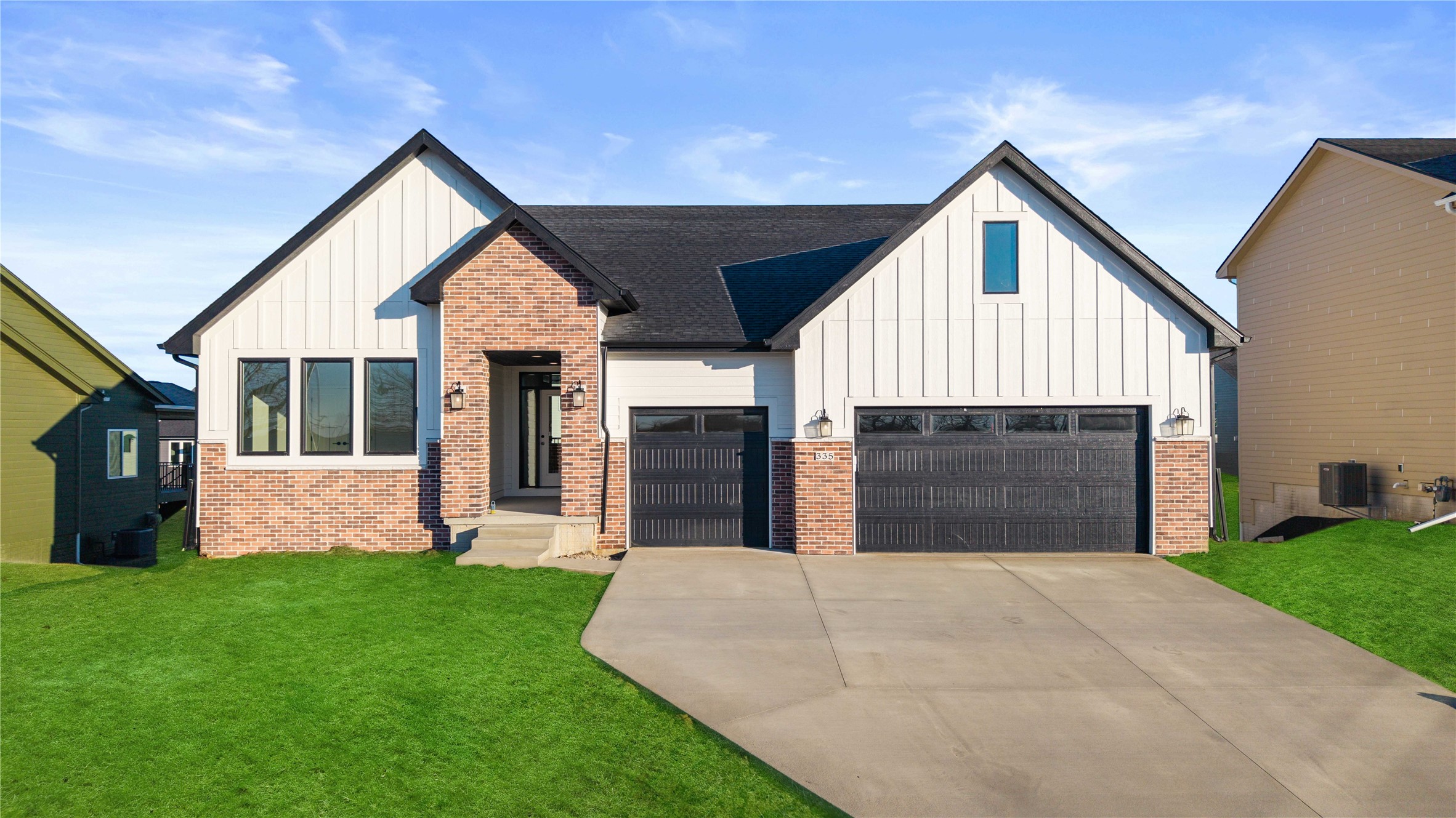 335 NW Red Oak Drive — photo