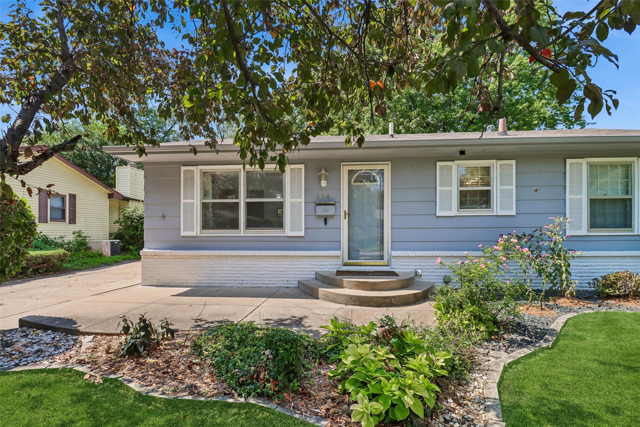 114 NE Oak Drive — photo