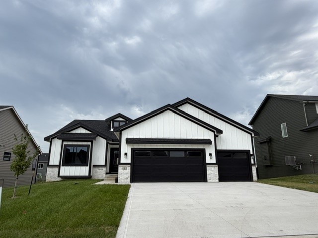 415 NW Red Oak Court — photo