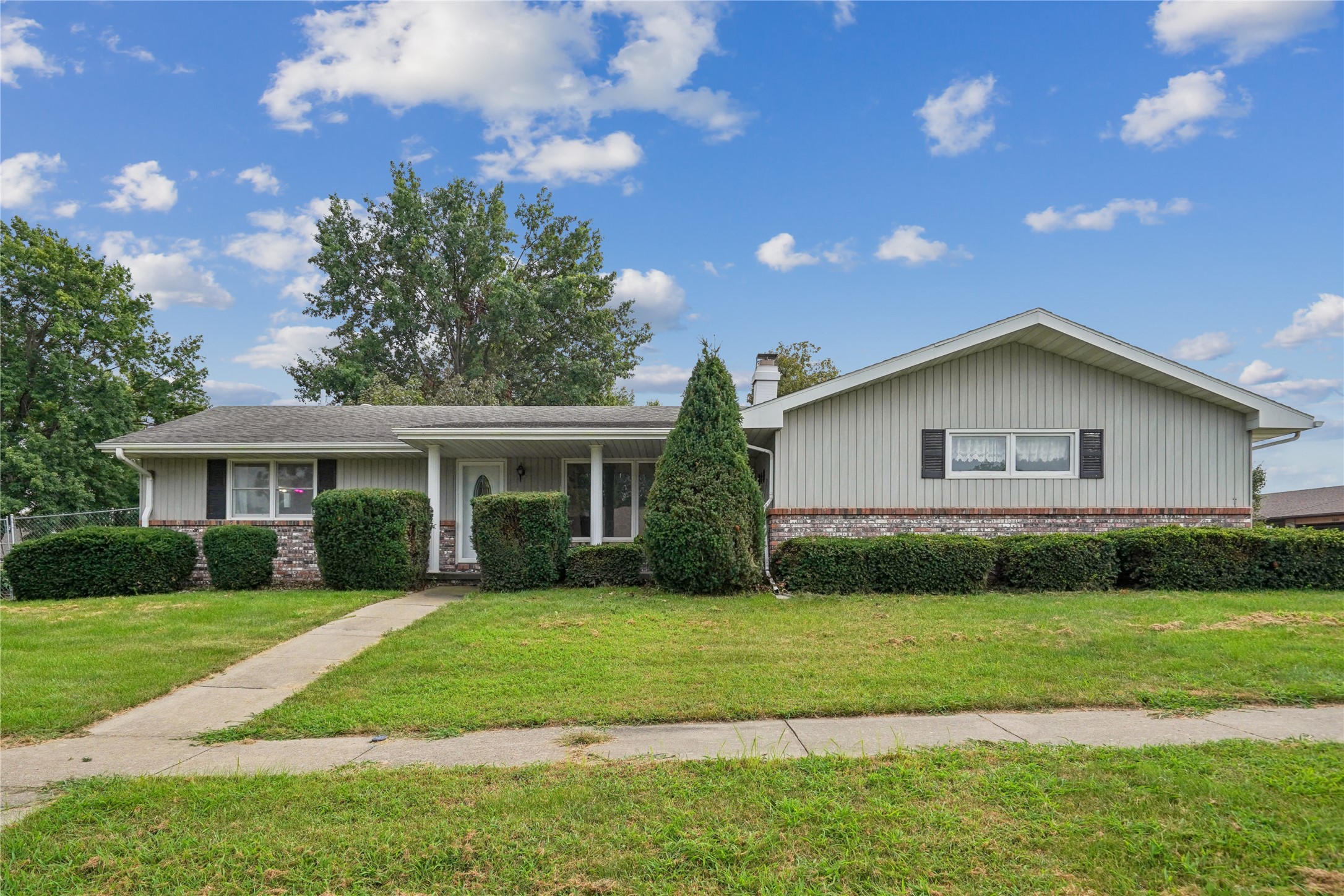 1406 W Grandview Drive — photo
