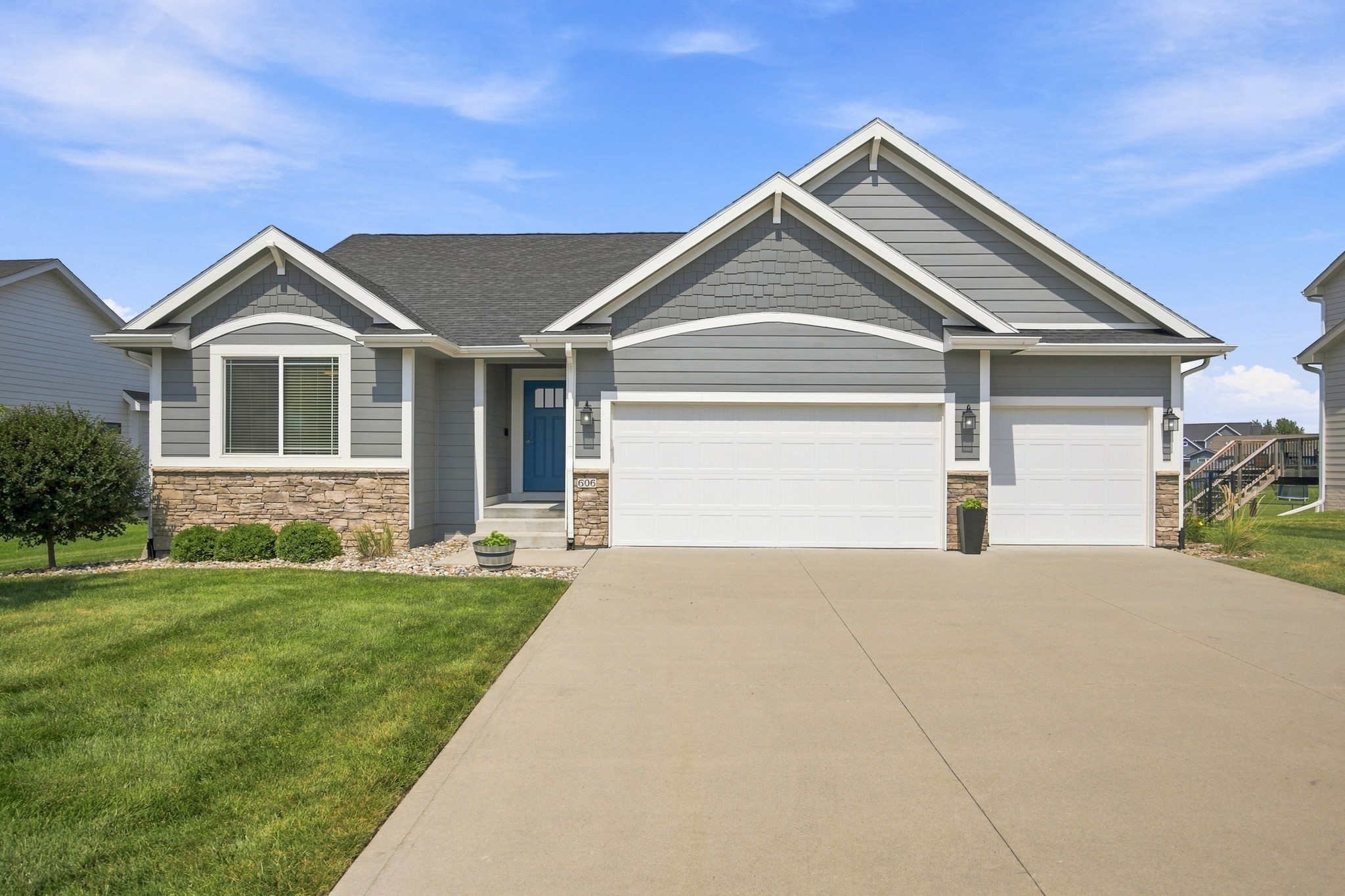 606 NW Reinhart Drive — photo