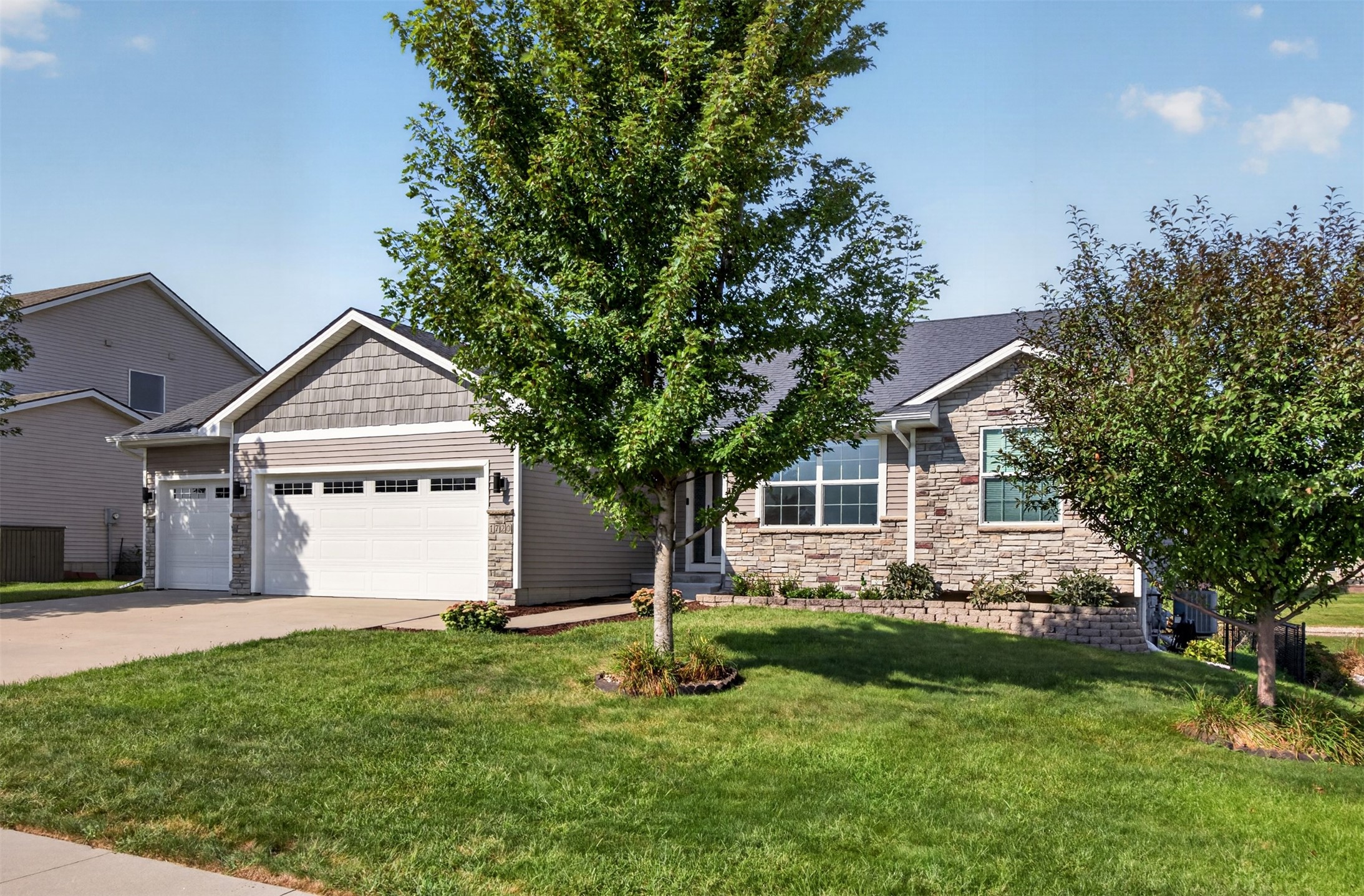 1720 SE Waters Edge Drive — photo