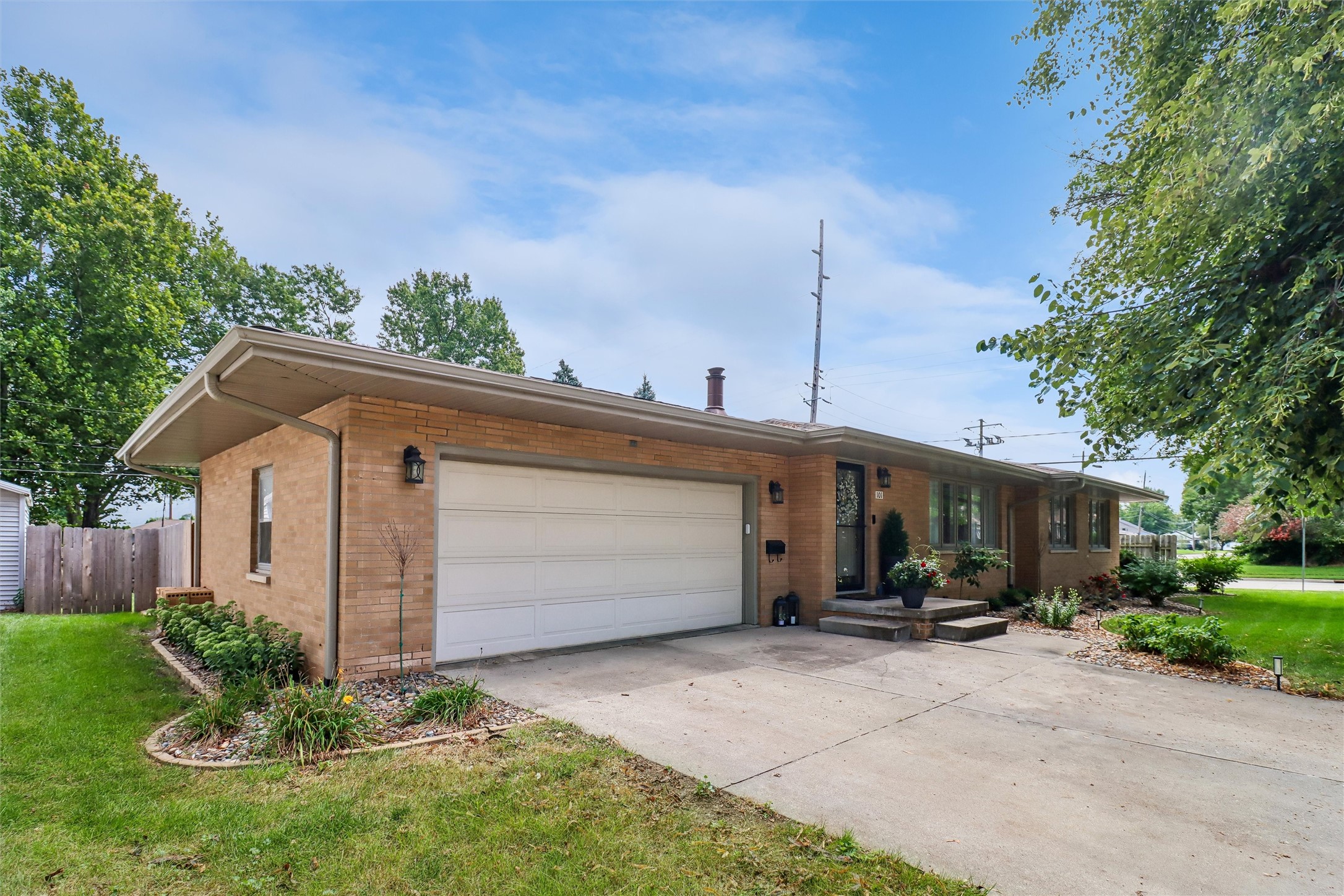 101 NW Des Moines Street — photo