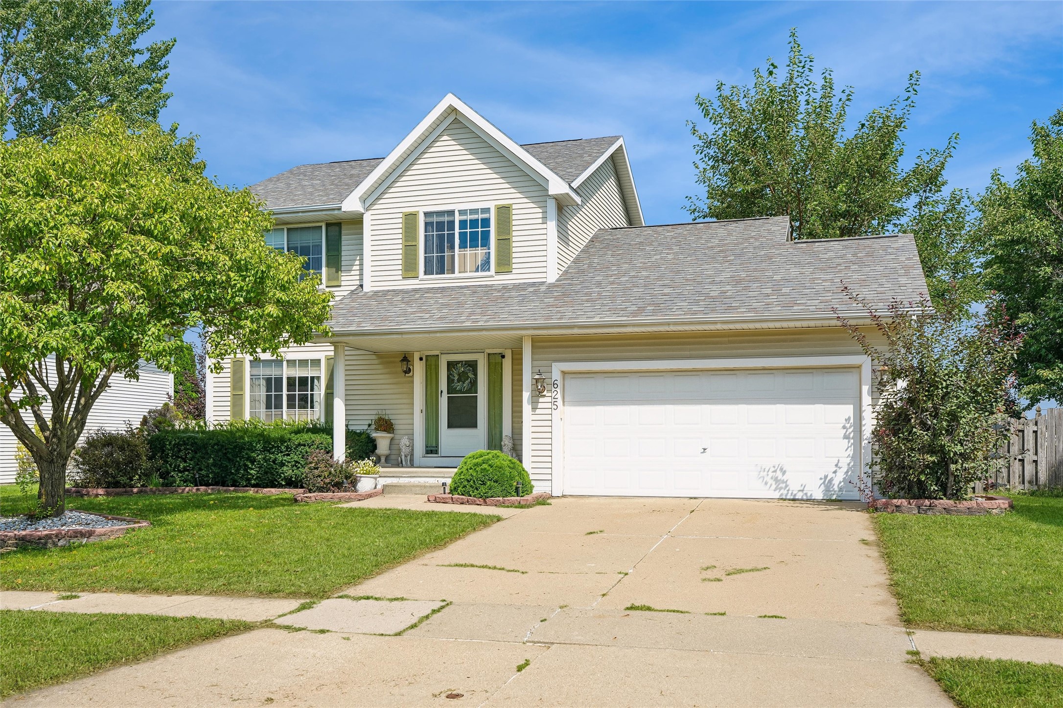 625 SE Redbud Court — photo