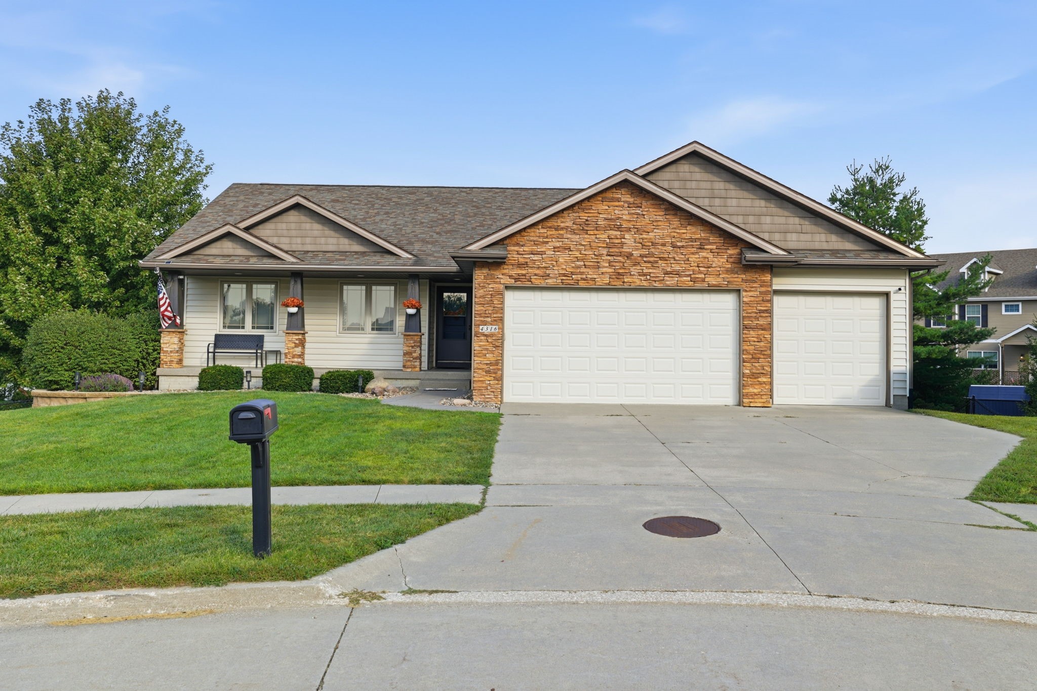 4316 NE Par View Court — photo
