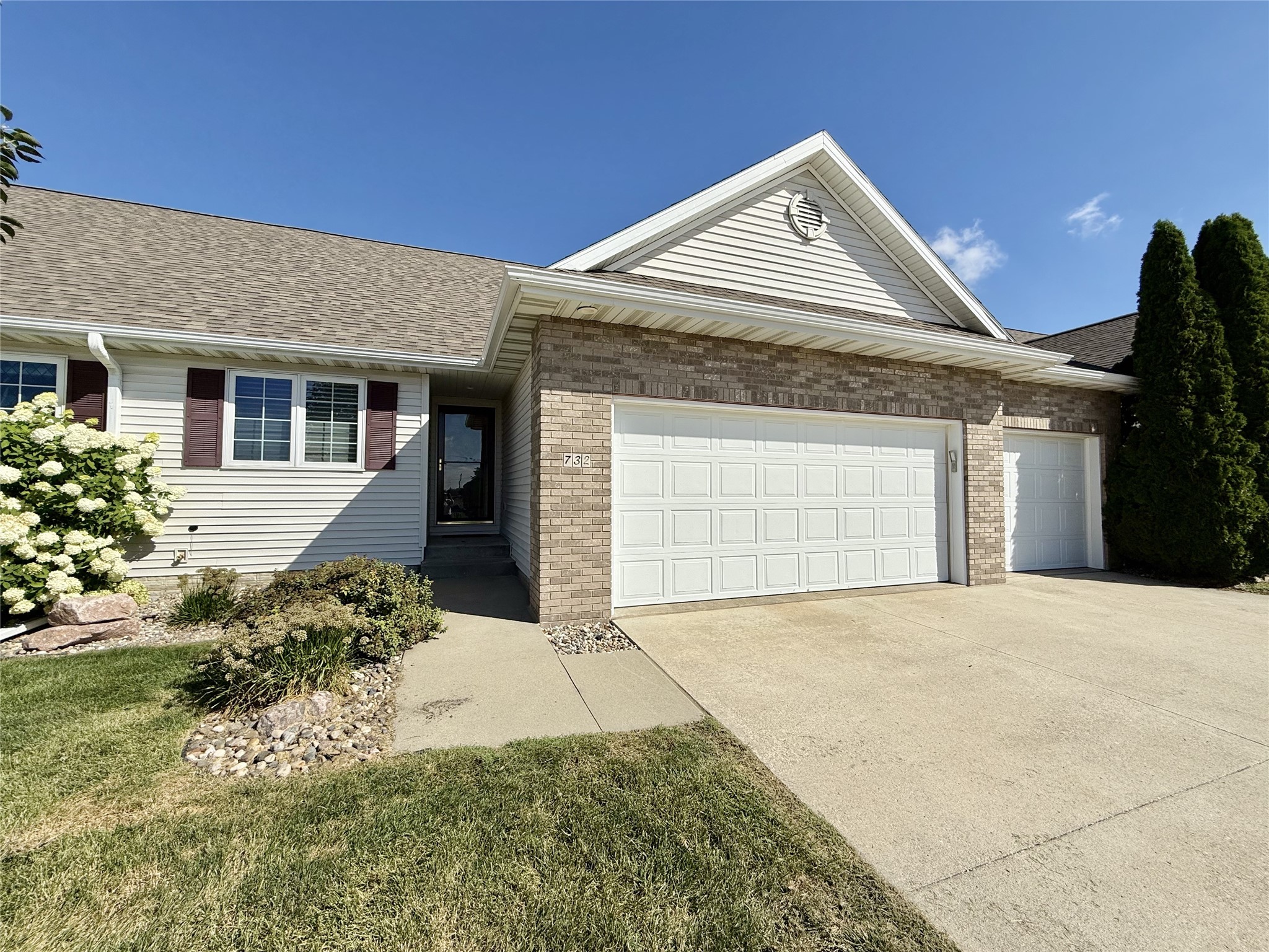 732 SE Ponds Edge Lane — photo