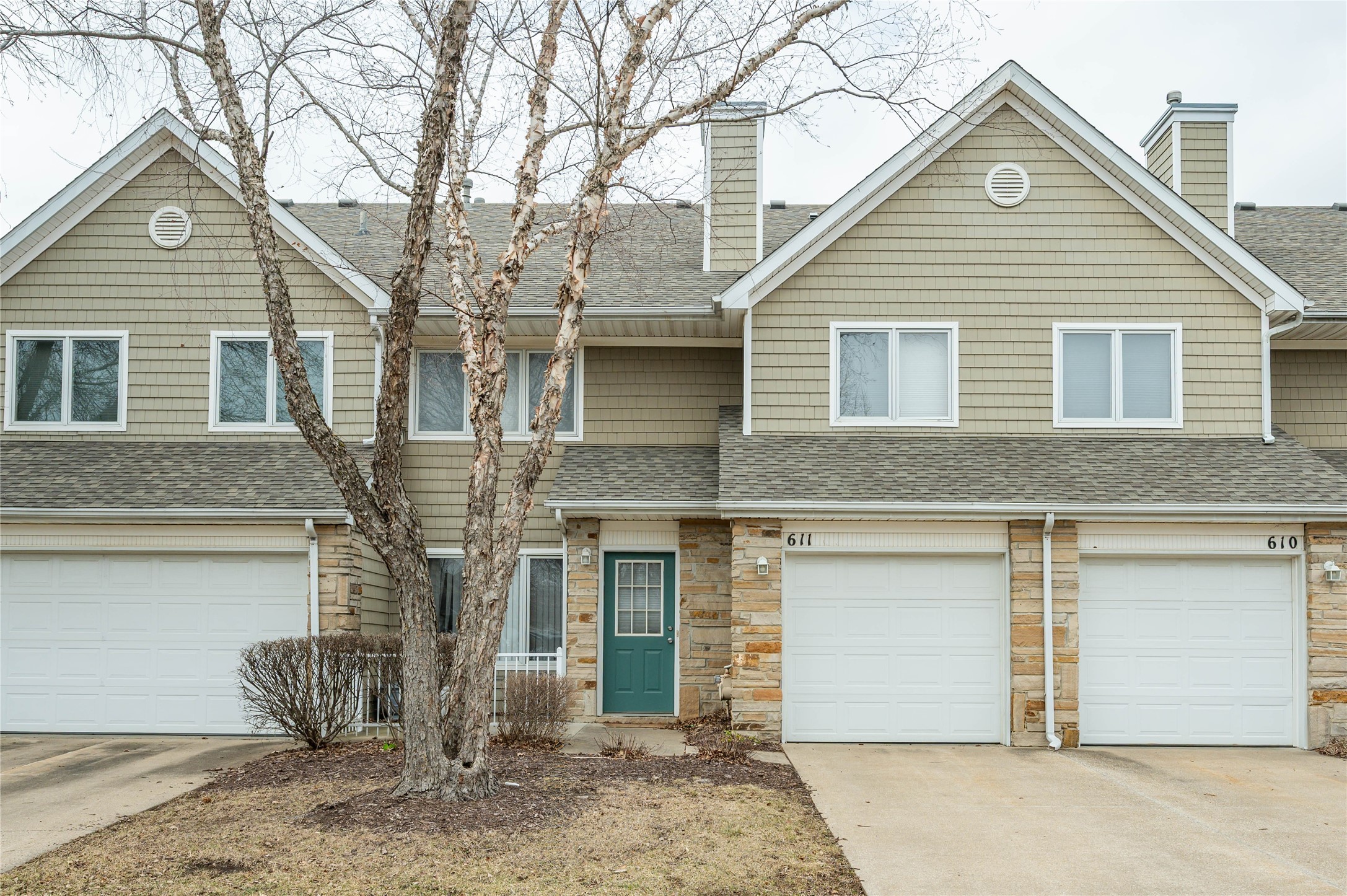 811 Burr Oaks Drive 611 — photo