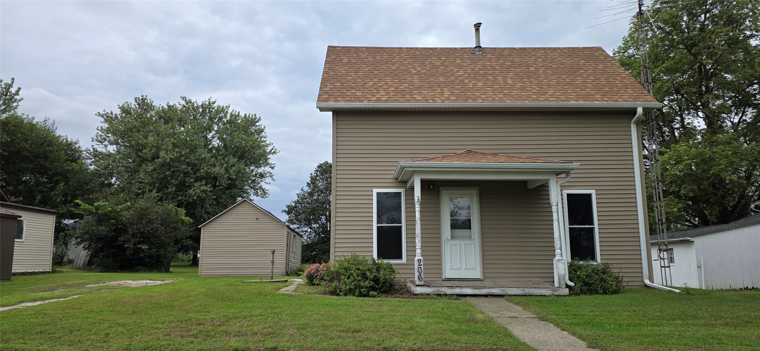 206 N Oak Street — photo