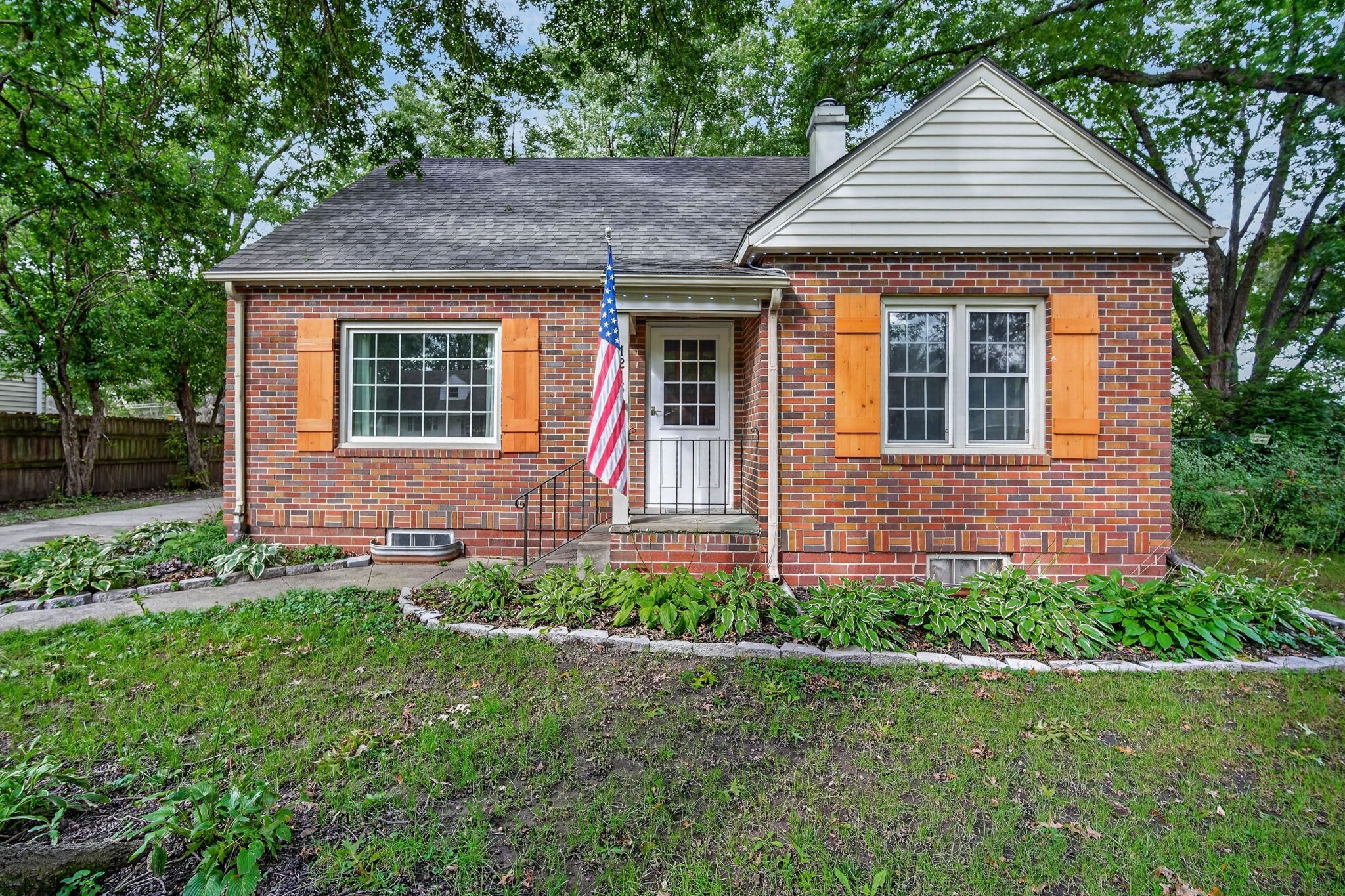 1215 N B Street — photo