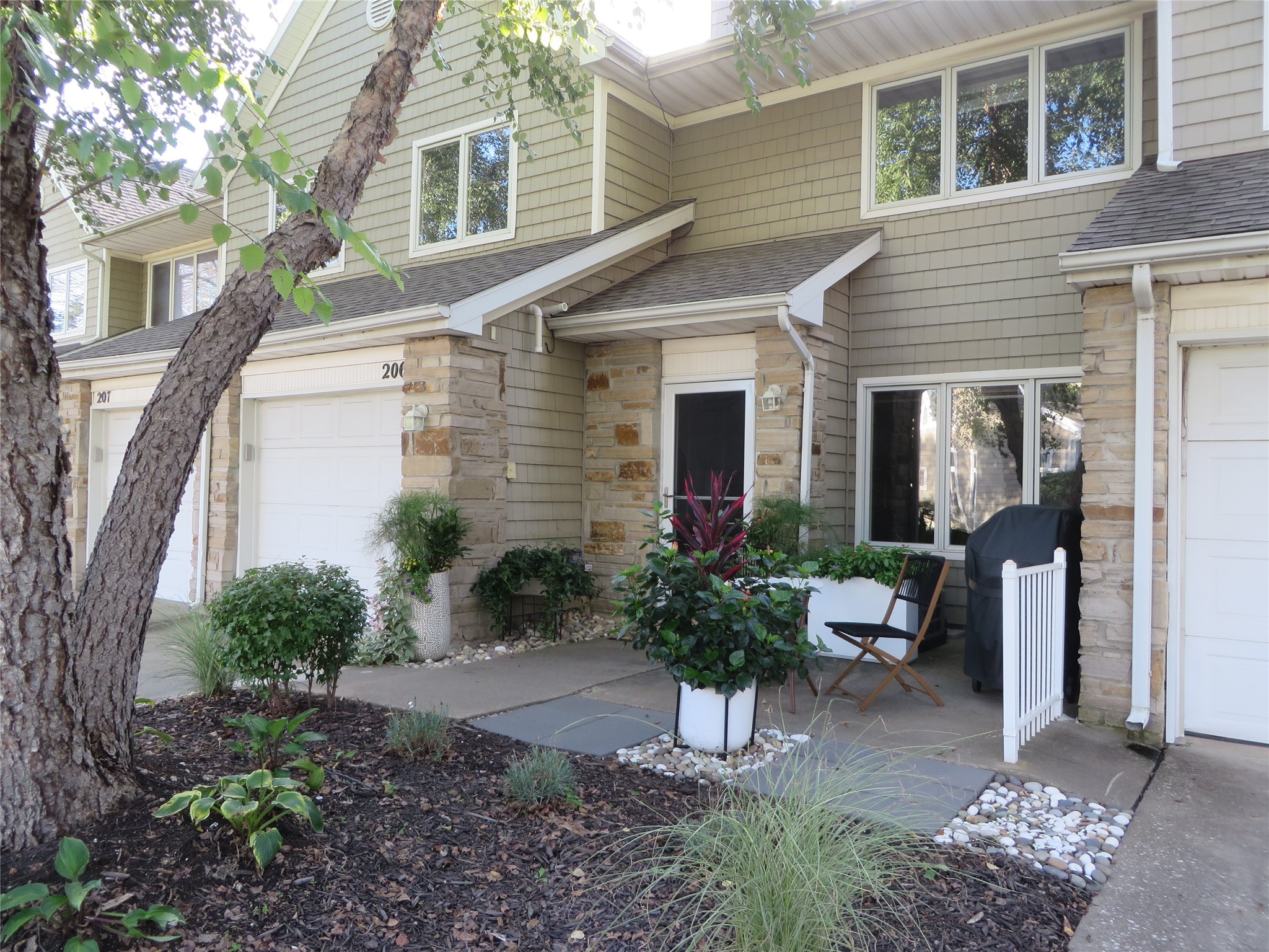 811 Burr Oaks Drive 206 — photo