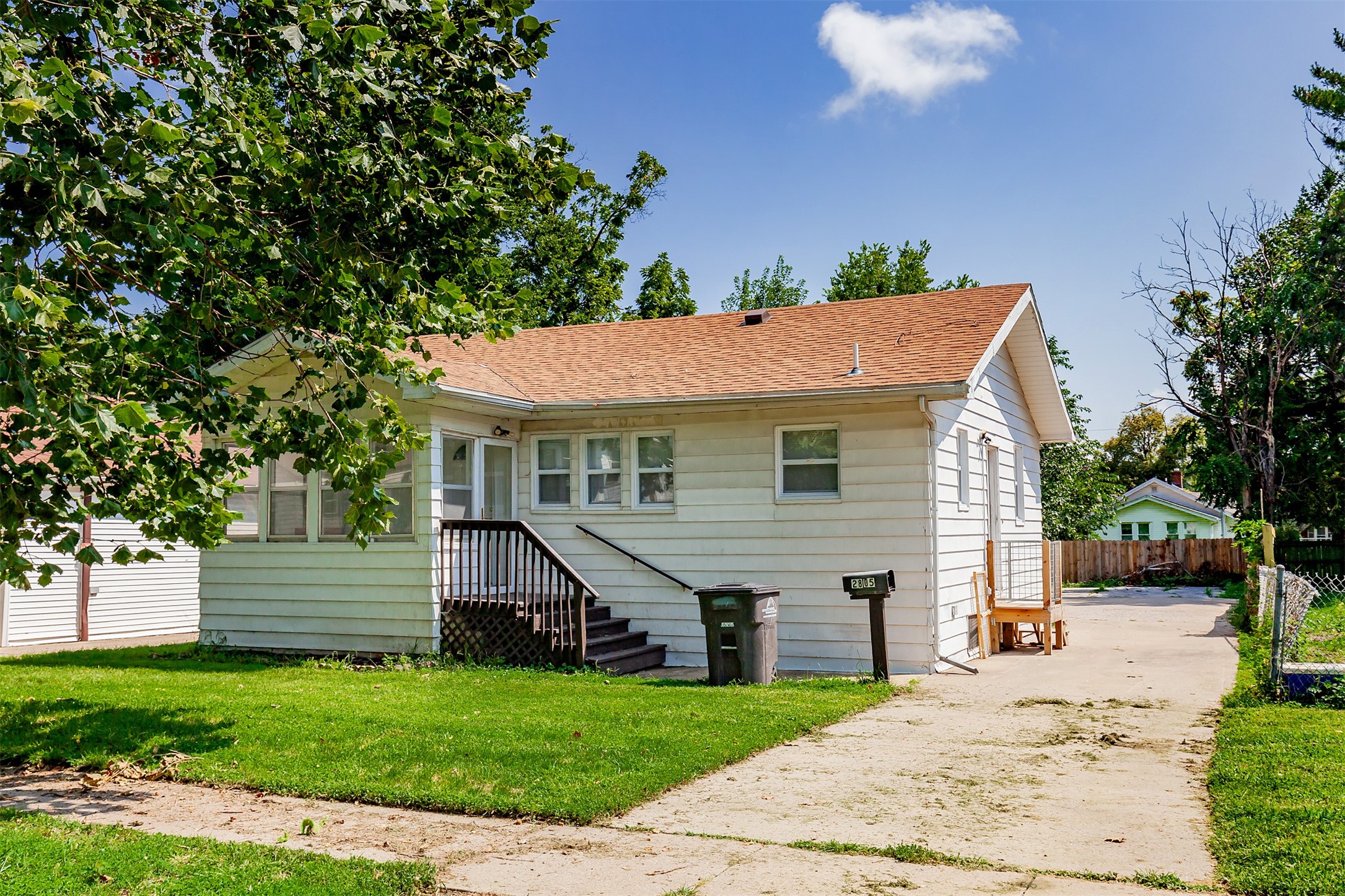2805 Des Moines Street — photo