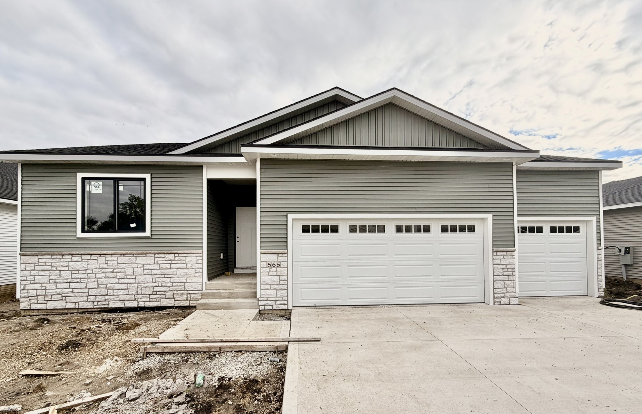 565 NW Georgetown Drive — photo