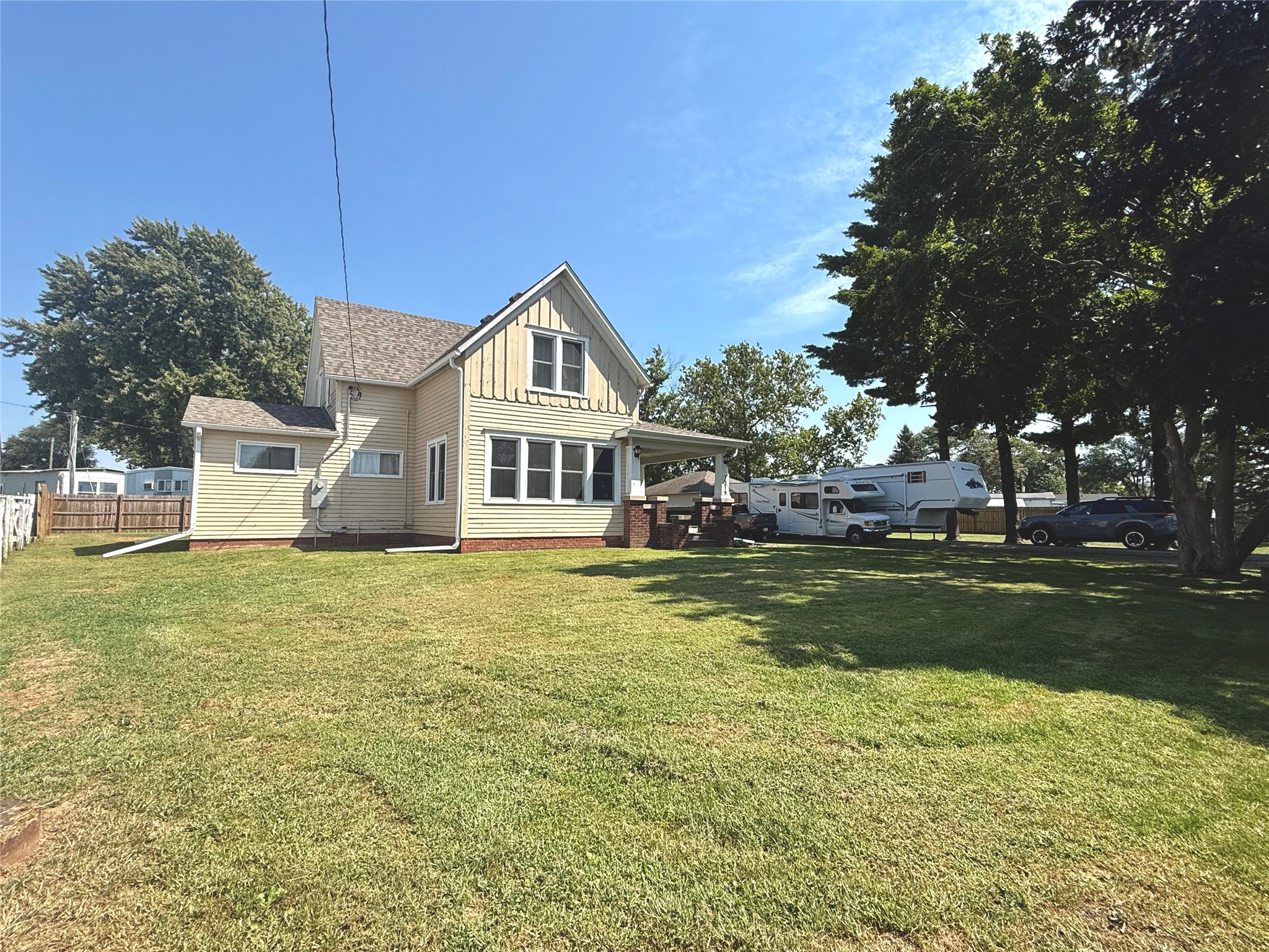 1715 Pella Avenue E — photo