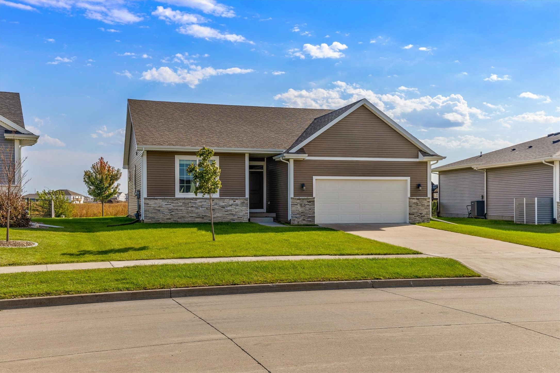915 NE Meadow Landing Drive — photo